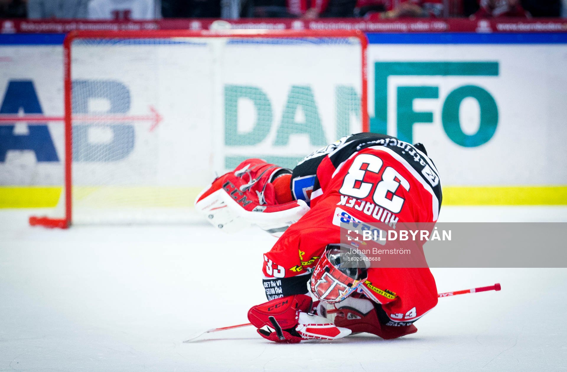 Örebros målvakt Julius Hudacek jublar med fansen