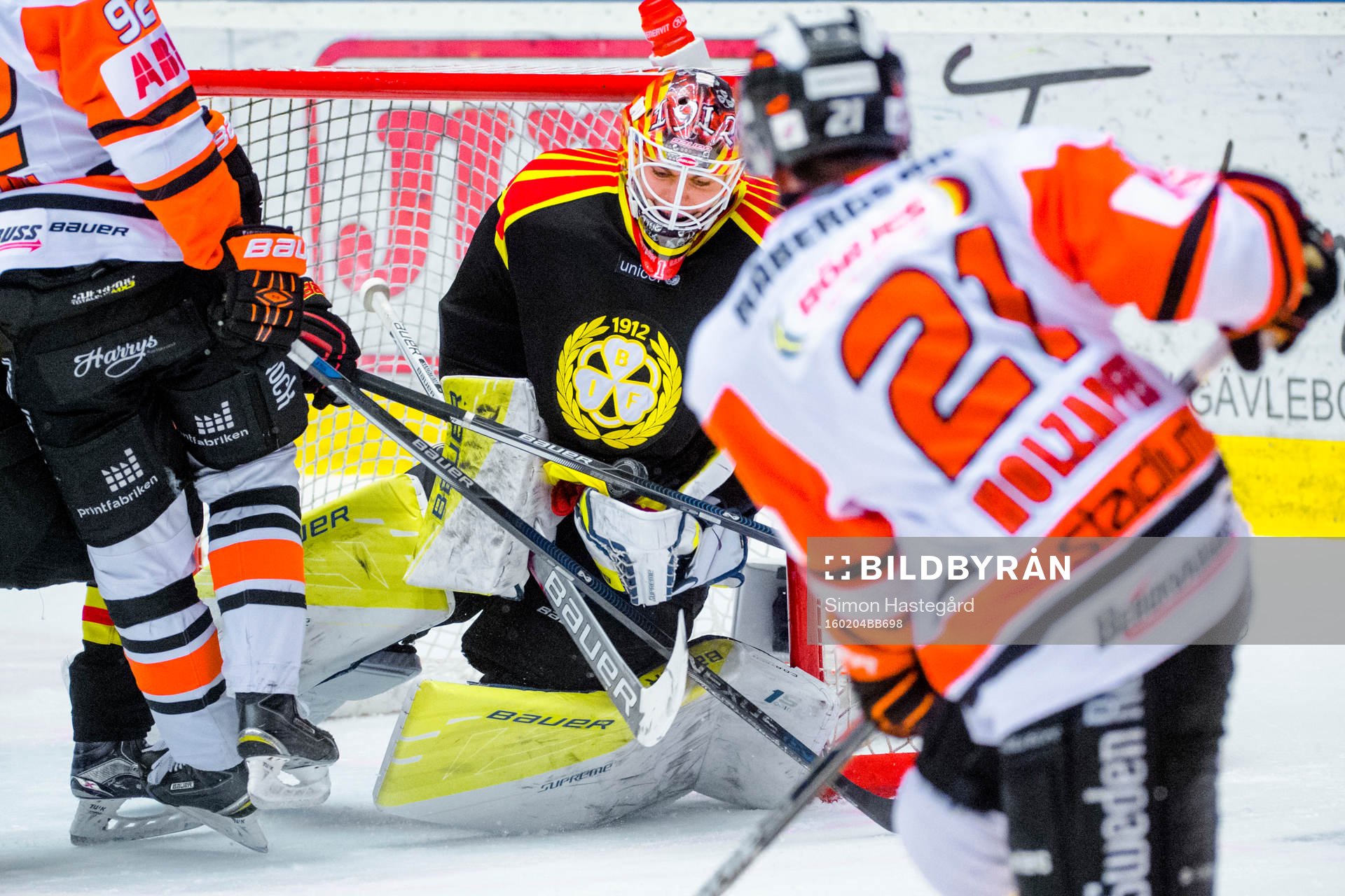 Brynäs målvakt Felix Sandström räddar skott från
