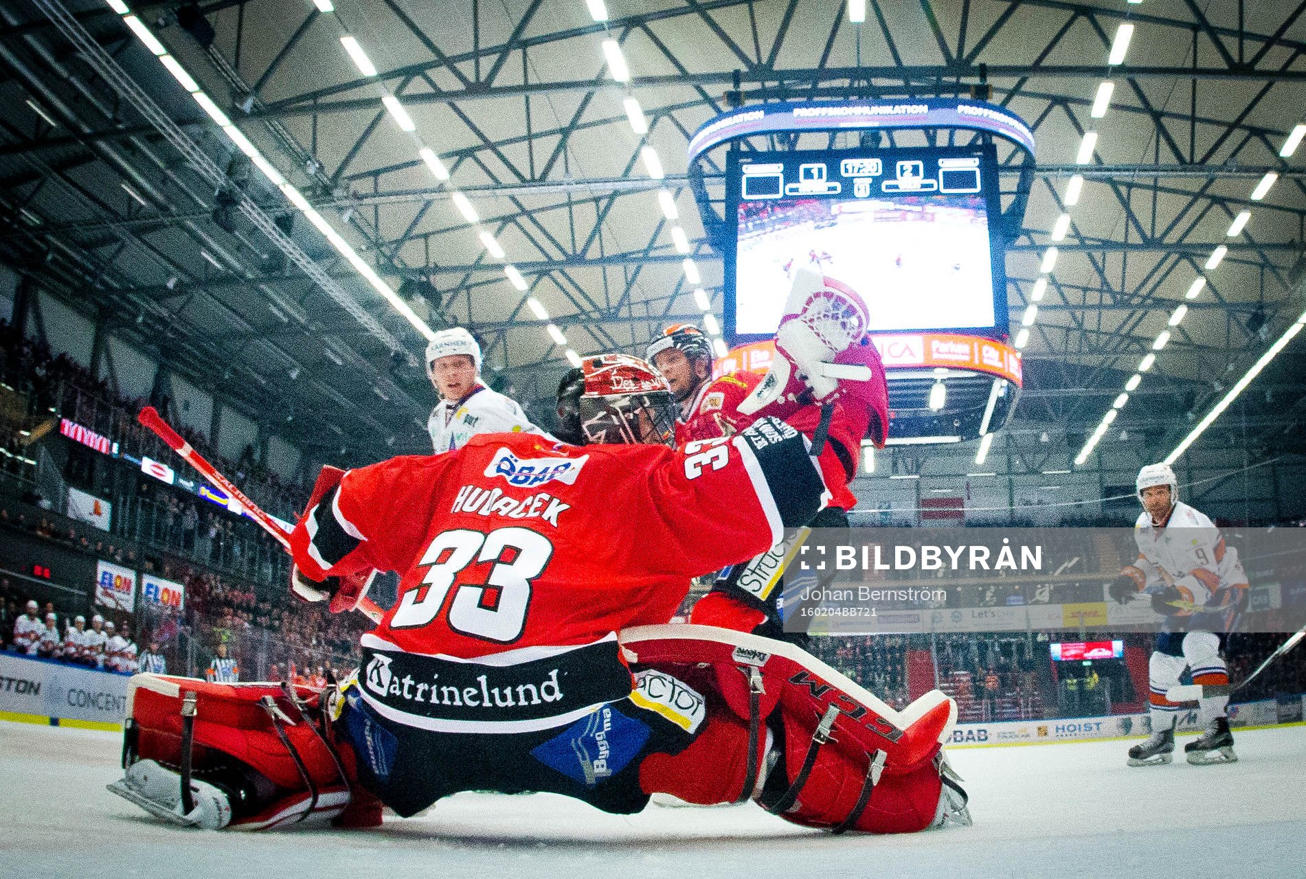 Örebros målvakt Julius Hudacek plockar pucken