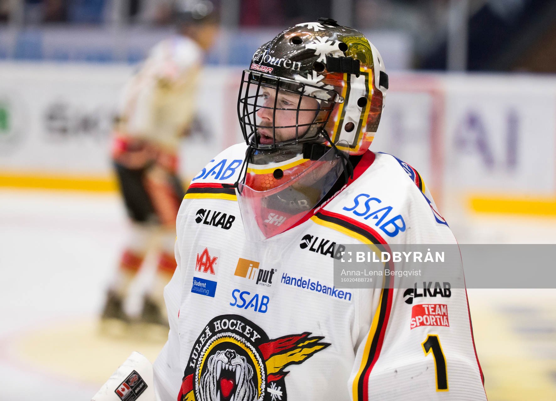 Luleås målvakt Daniel Larsson innan ishockeymatchen i SHL