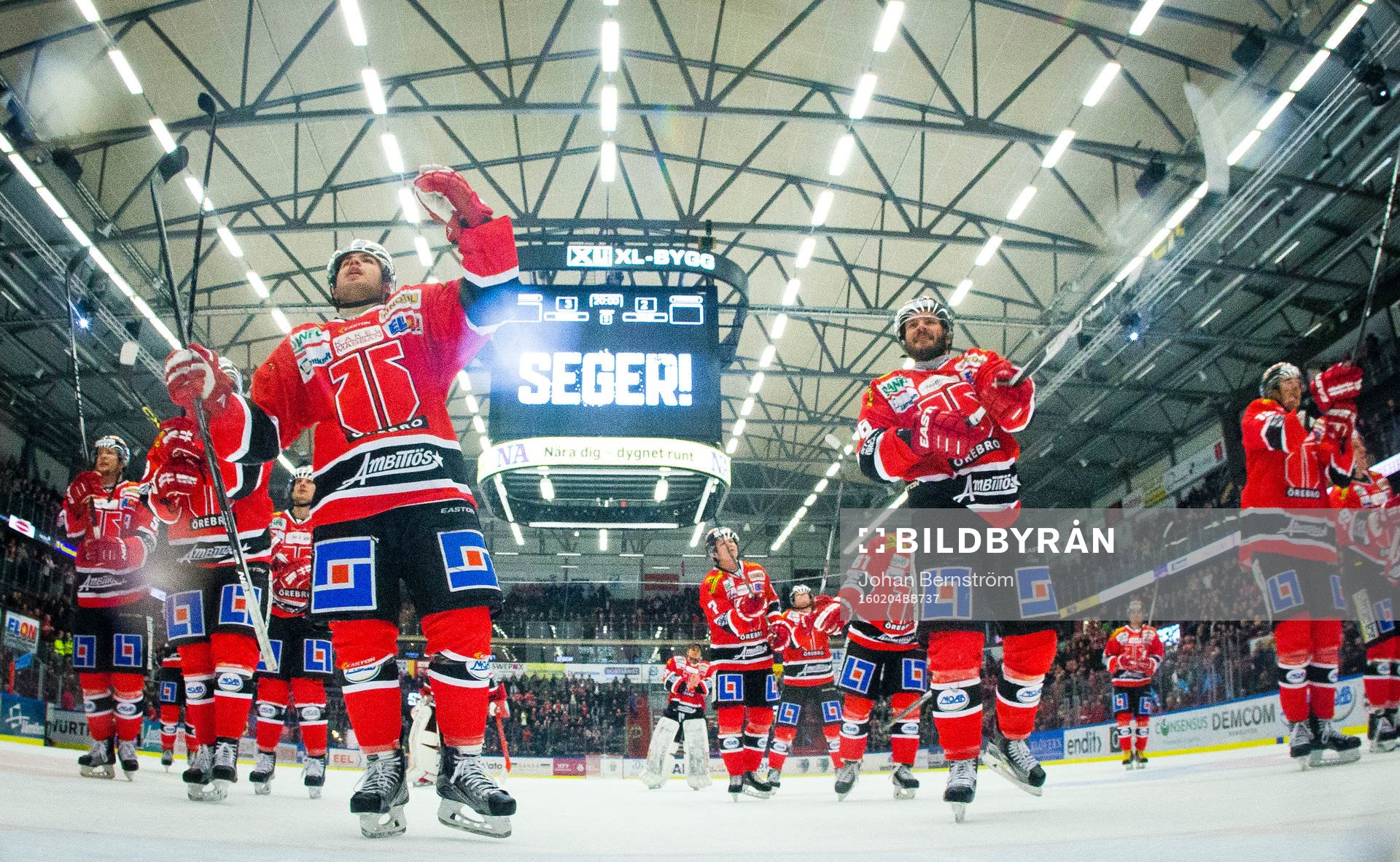 Örebros Greg Squires och Johan Wiklander jublar framför