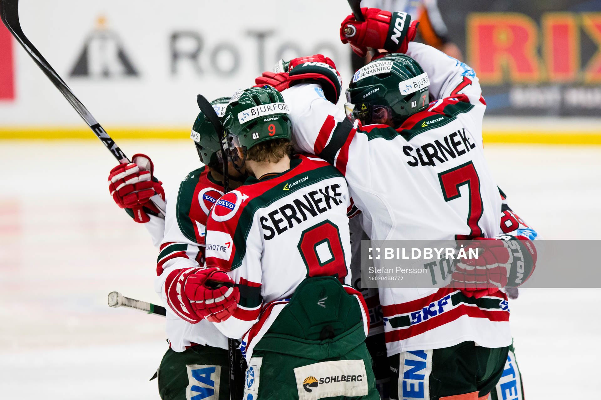 Frölundas Spencer Abbott och Henrik Tömmernes  jublar