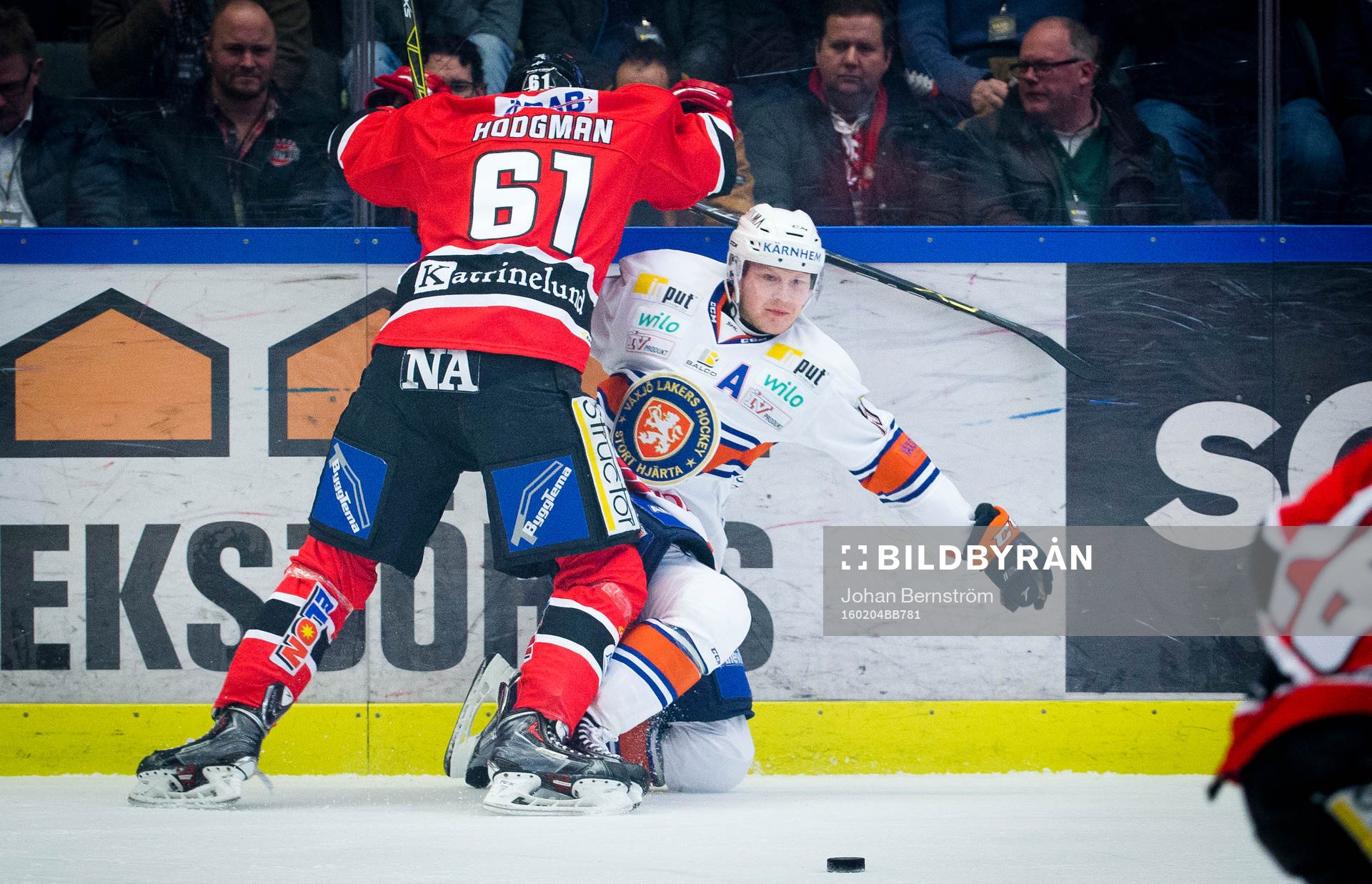 Örebros Justin Hodgman tackar ner Växjös Tuomas Kiiskinen
