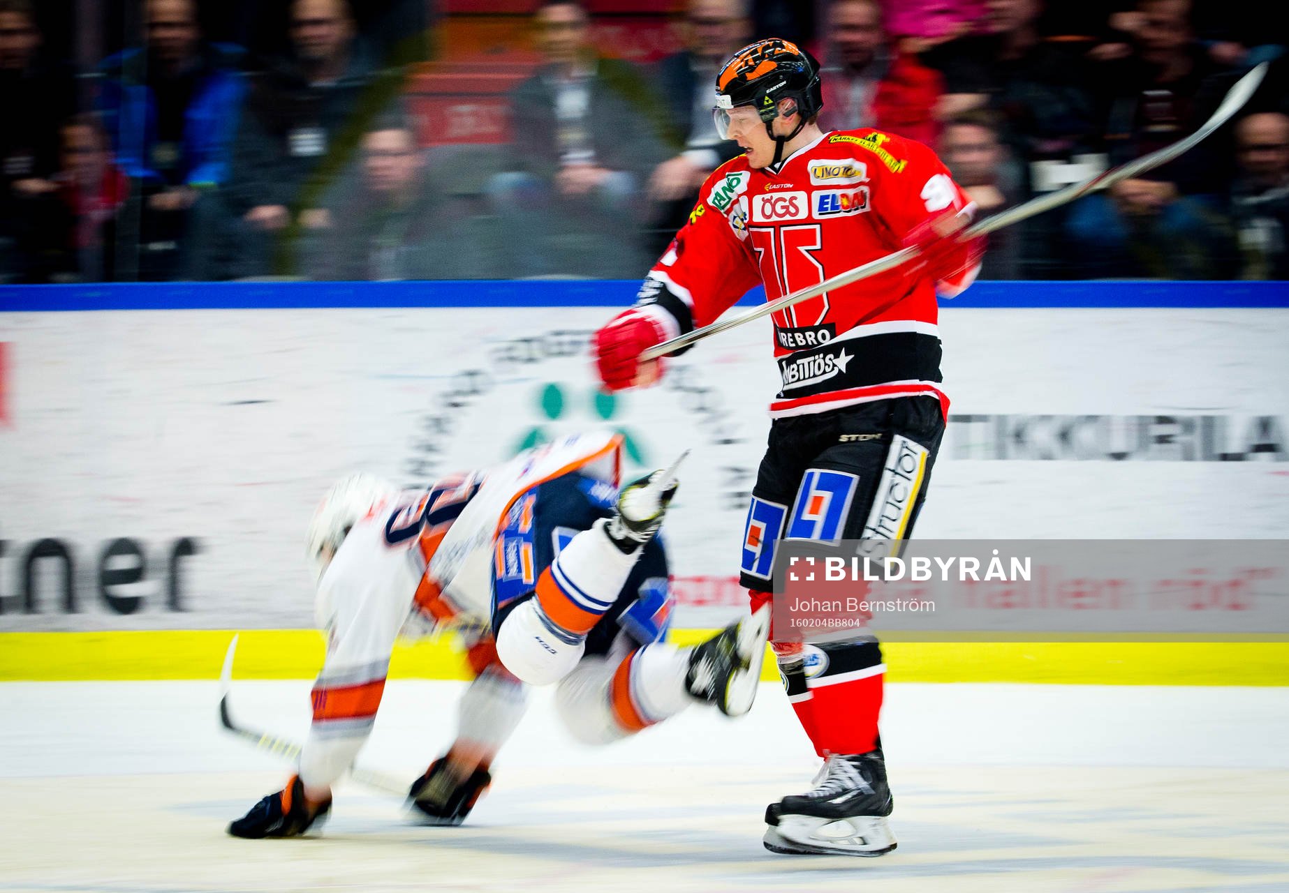 Örebros Jakub Krejcik tackar omkull Växjös Liam Reddox