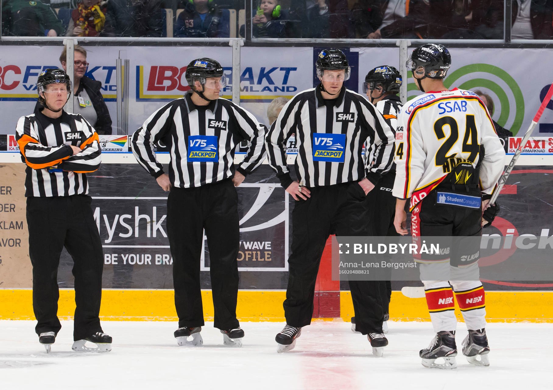 Luleås Johan Harju samtalar med domarna  i väntan på