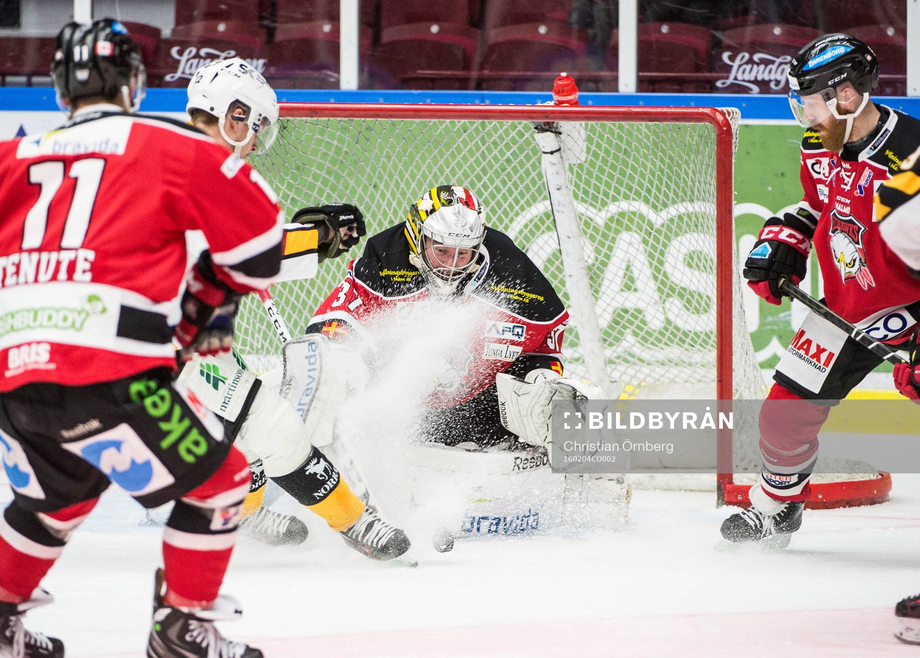 Skellefteås Adam Pettersson mot Malmö Redhawks målvakt