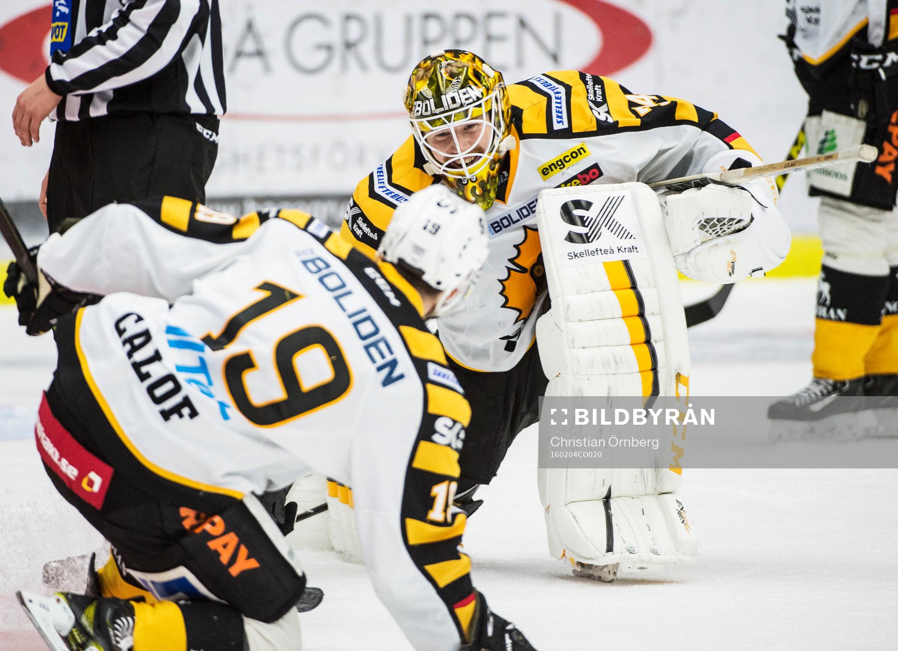 Skellefteås målvakt Erik Hanses och Andrew Calof jublar