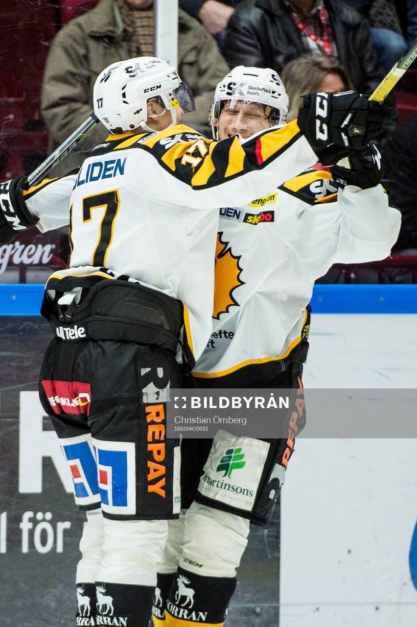 Skellefteås Pär Lindholm gör 0-3 och jublar här med