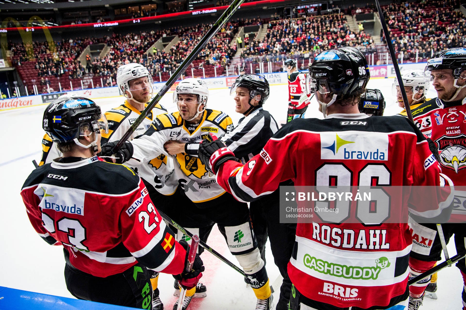 Domaren Alexander Waldejer försöker hindra Skellefteås