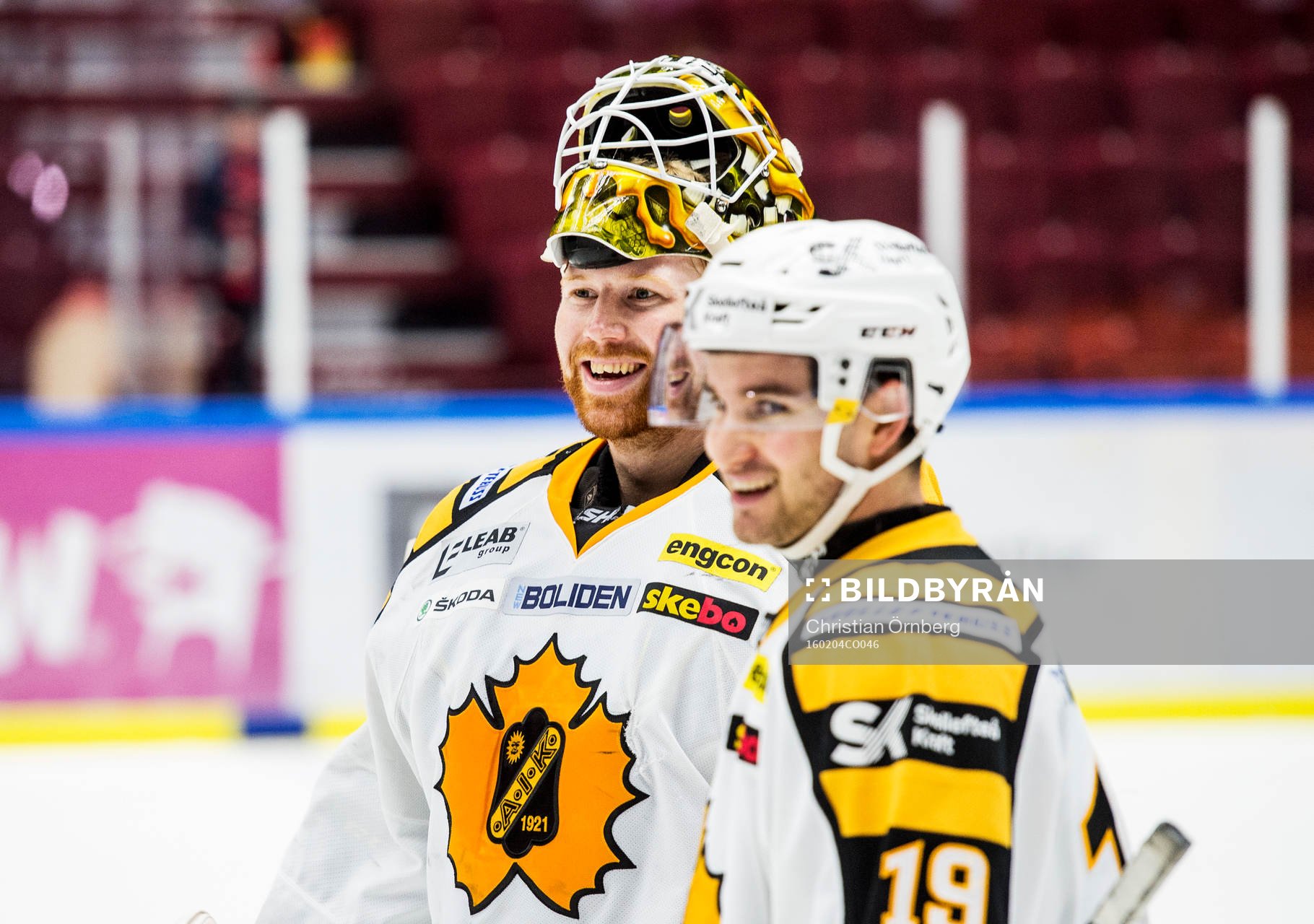 Skellefteås målvakt Erik Hanses och Andrew Calof  jublar