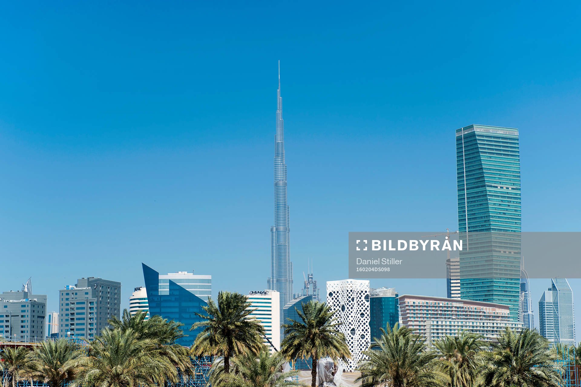 Vy över Dubai med världens högsta byggnad, Burj Kalifa i