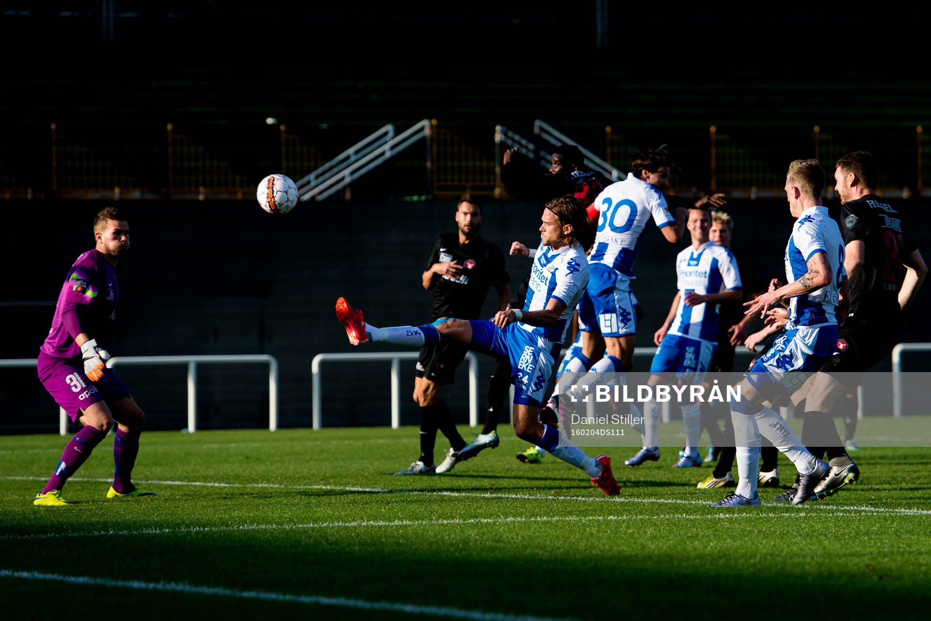 IFK Göteborgs Tom Pettersson försöker nå bollen
