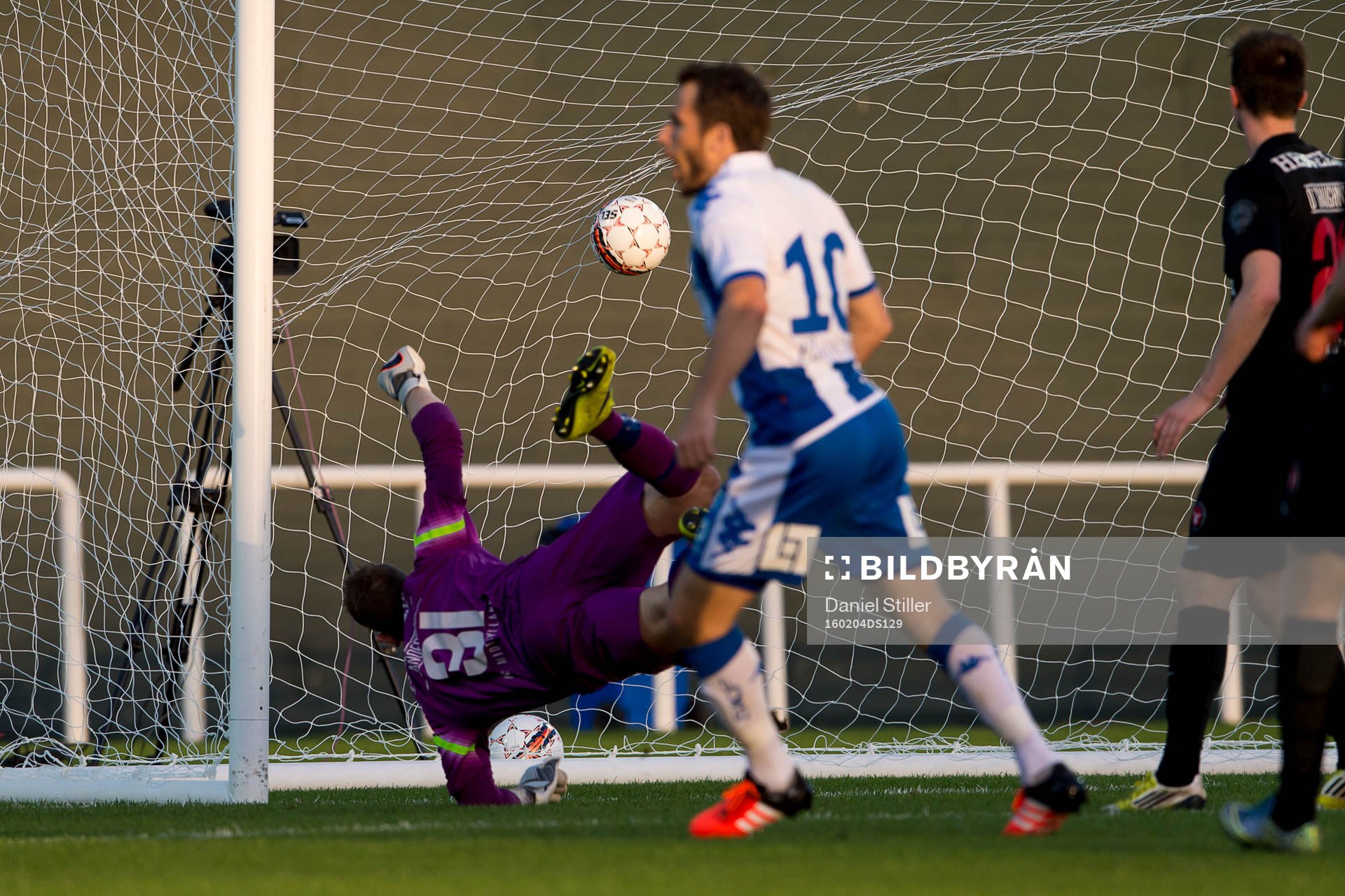 IFK Göteborgs Mads Winther Albeck (ej i bild) har precis gjort 2-1 och Tobias Hysén jublar under försäsongsmatchen mellan IFK Göteborg och Midtjylland den 4 februari 2016 i Dubai.