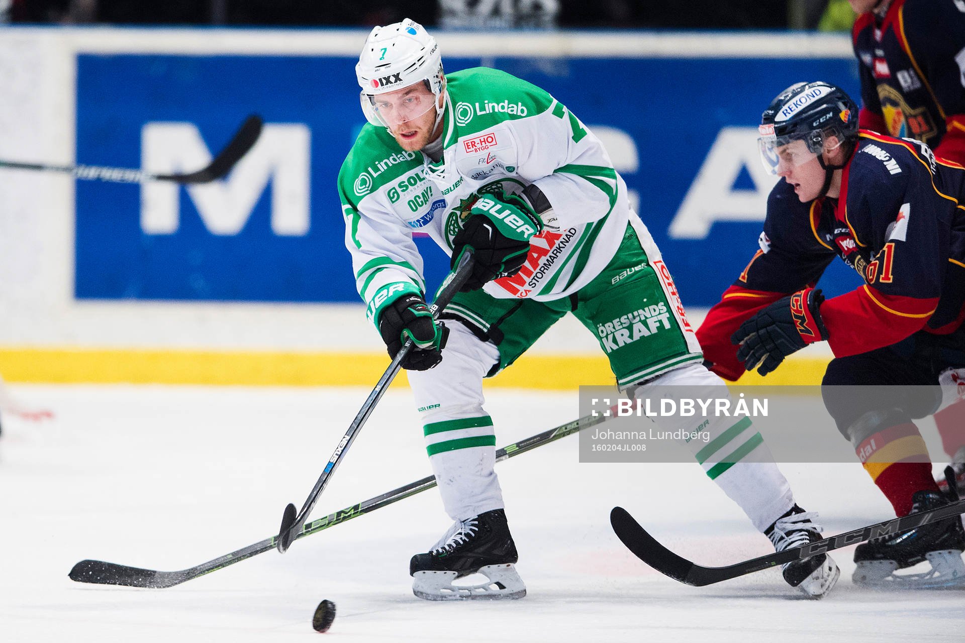 Rögles Patrik Cehlin jagas av Djurgårdens Markus Ljungh