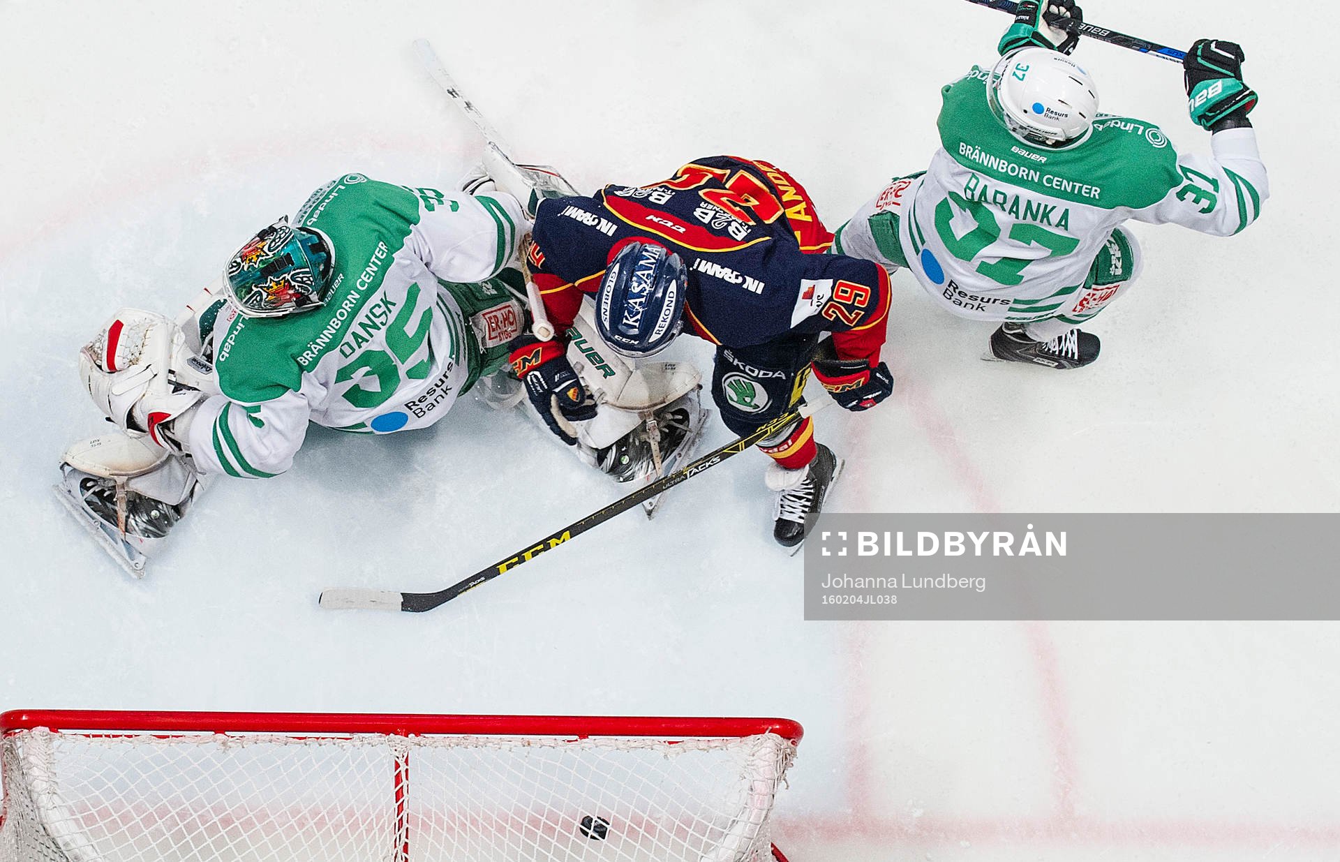 Rögles målvakt Oscar Dansk och Djurgårdens Matt Anderson