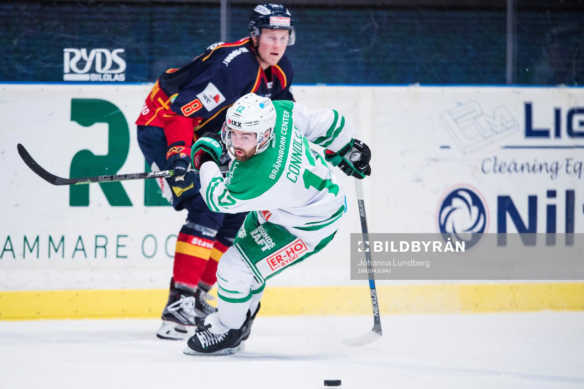 Rögles Jack Connolly framför Djurgårdens Mikko Lehtonen