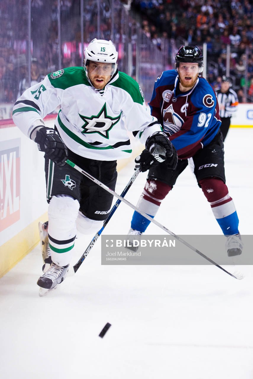 Dallas Patrik Nemeth framför Colorados Gabriel Landeskog