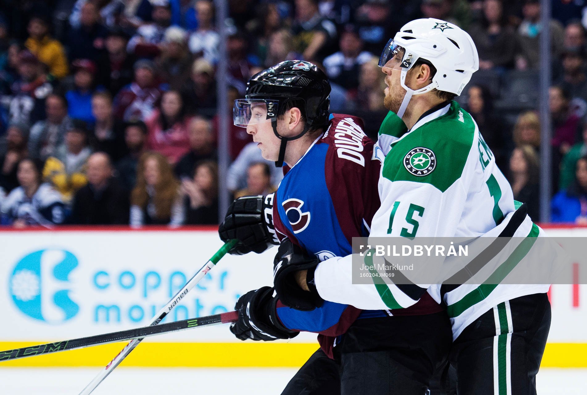 Colorados Matt Duchene hålls fast av Dallas Patrik Nemeth