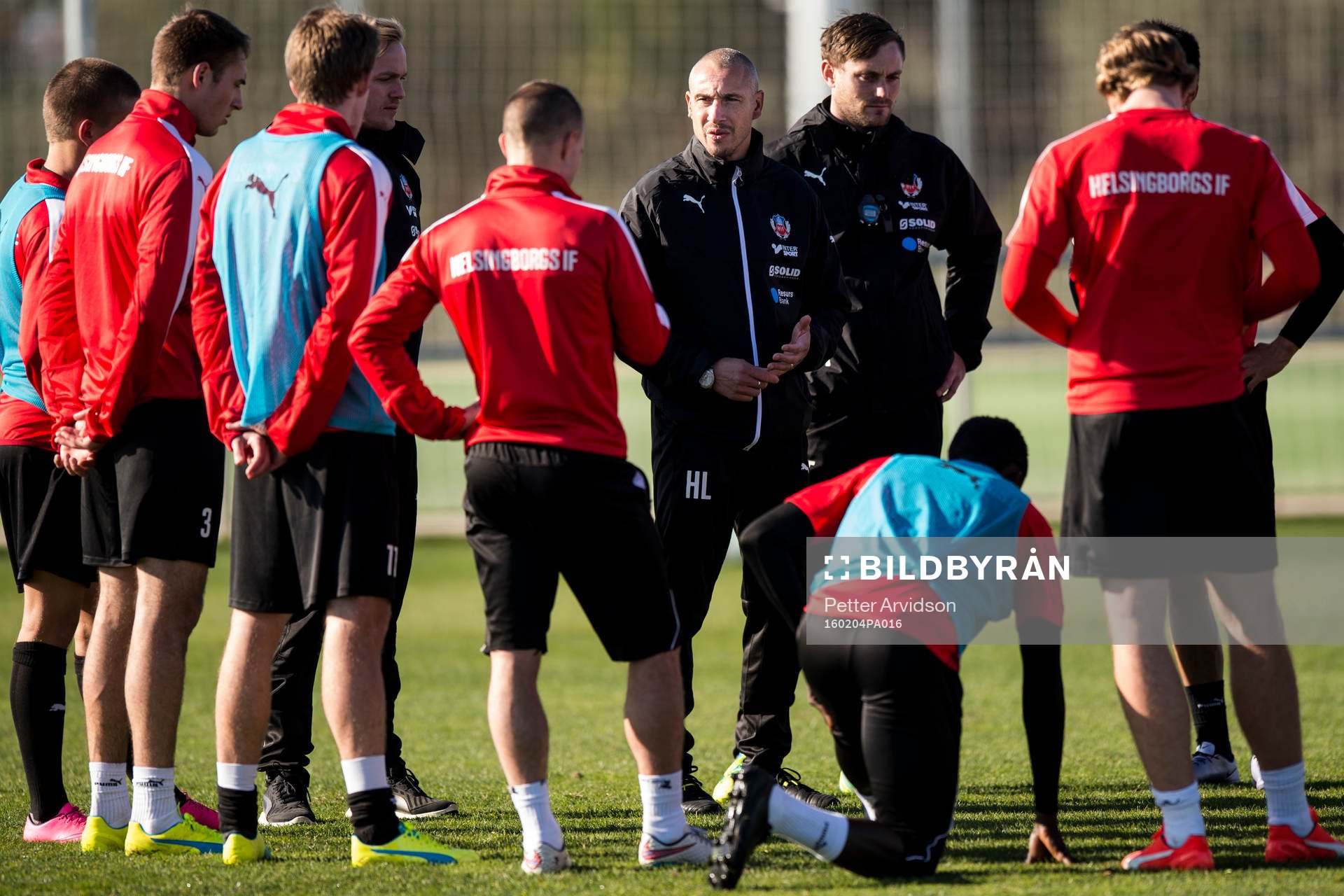 Helsingborgs manager Henrik Larsson (m) håller samling med
