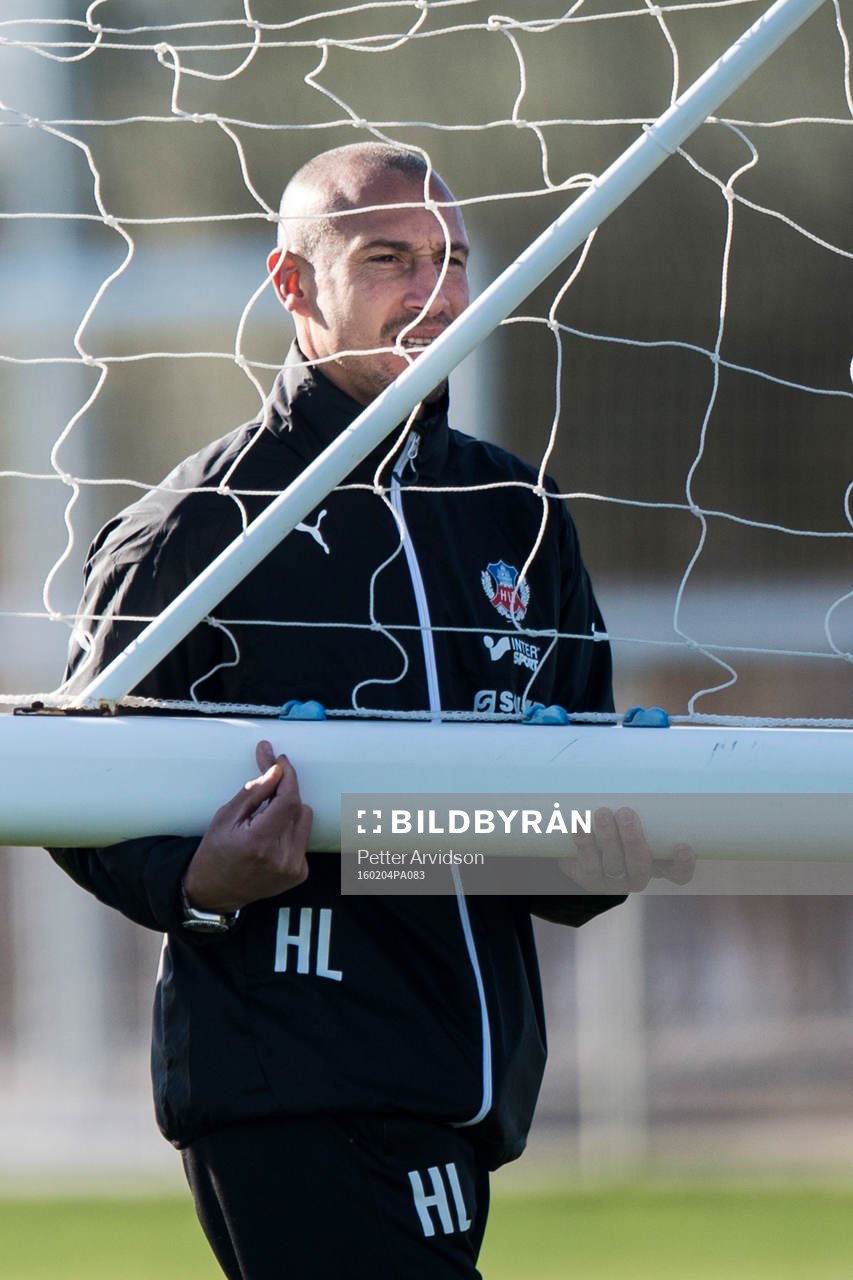 Helsingborgs manager Henrik Larsson bär ett mål