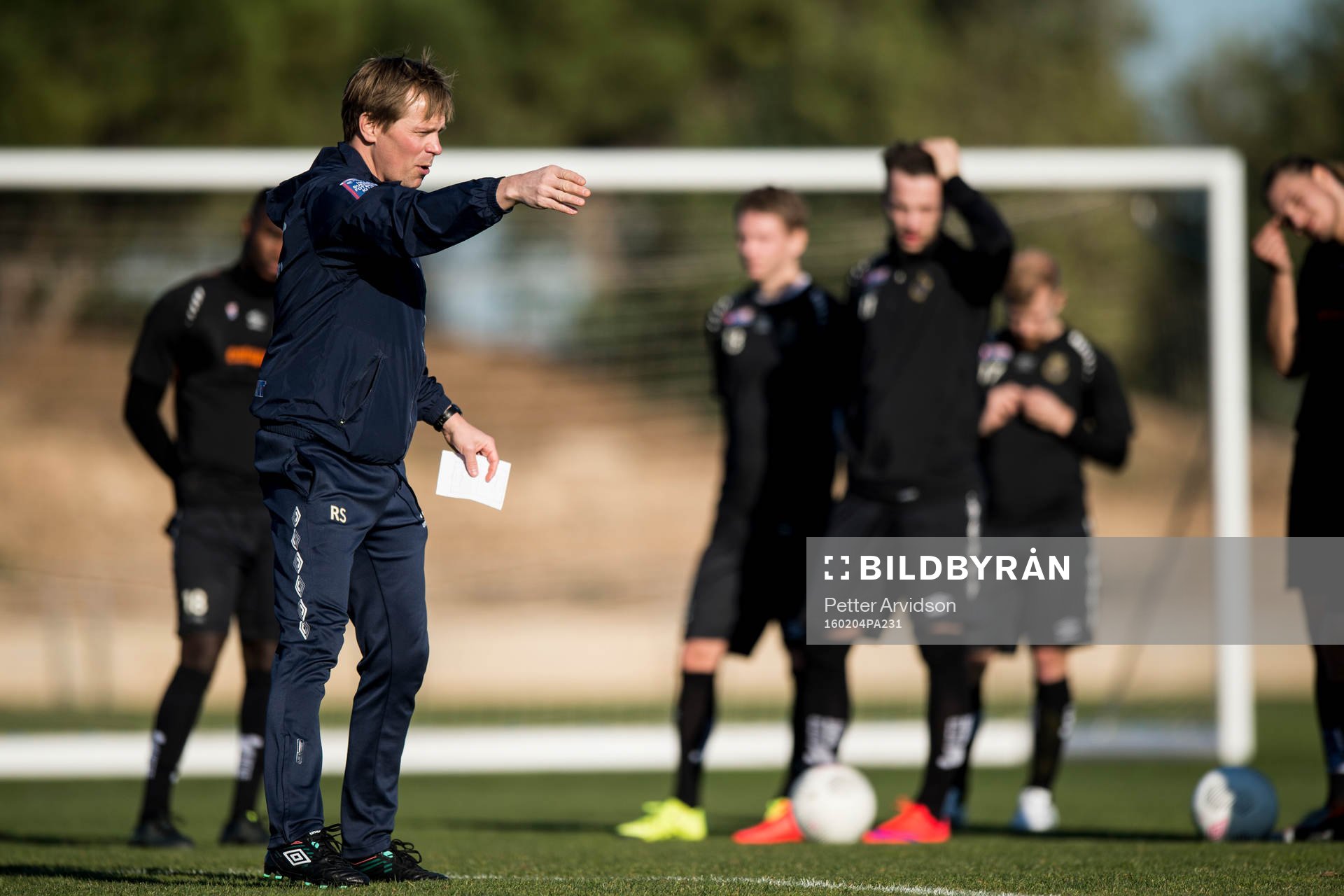 Gefles tränare Roger Sandberg instruerar sina spelare