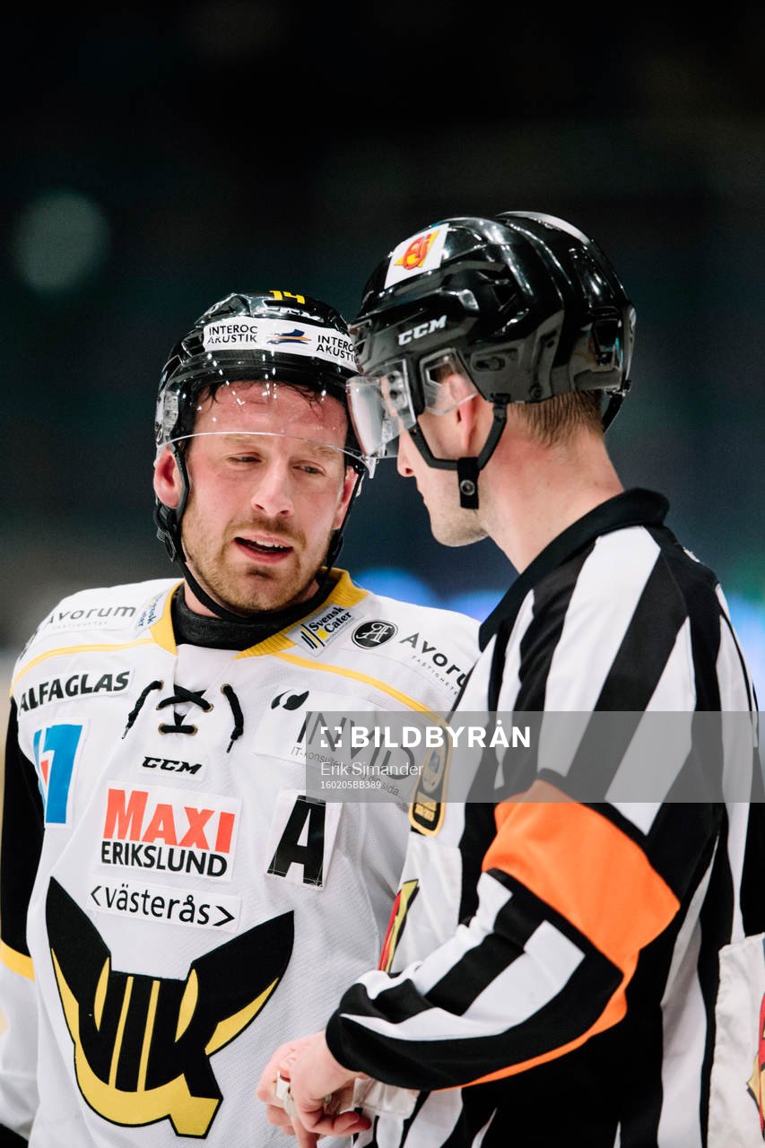 Västerås Stefan Gråhns pratar med domaren i periodpaus