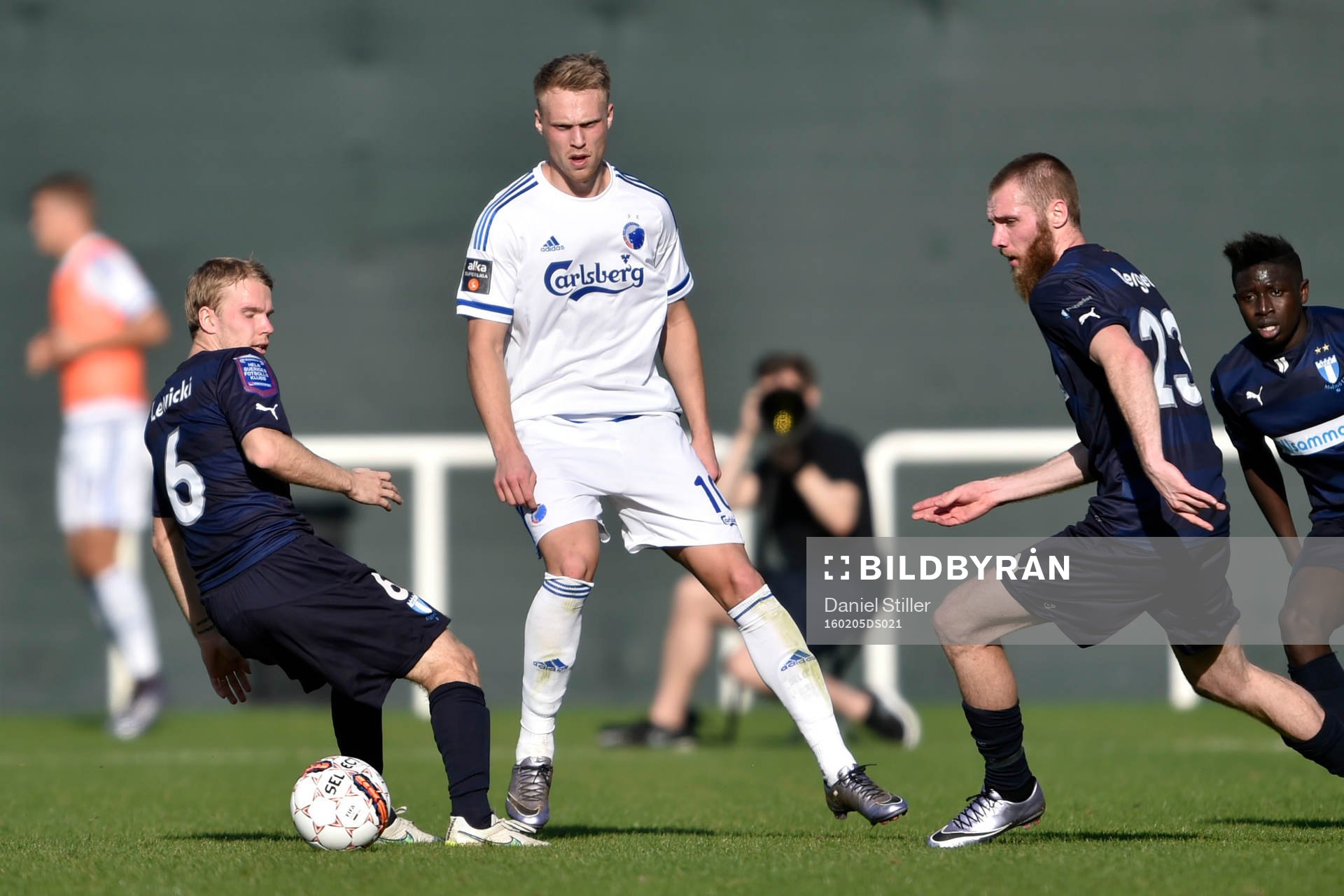 Malmö FFs Oscar Lewicki och Jo Inge Berget i kamp om