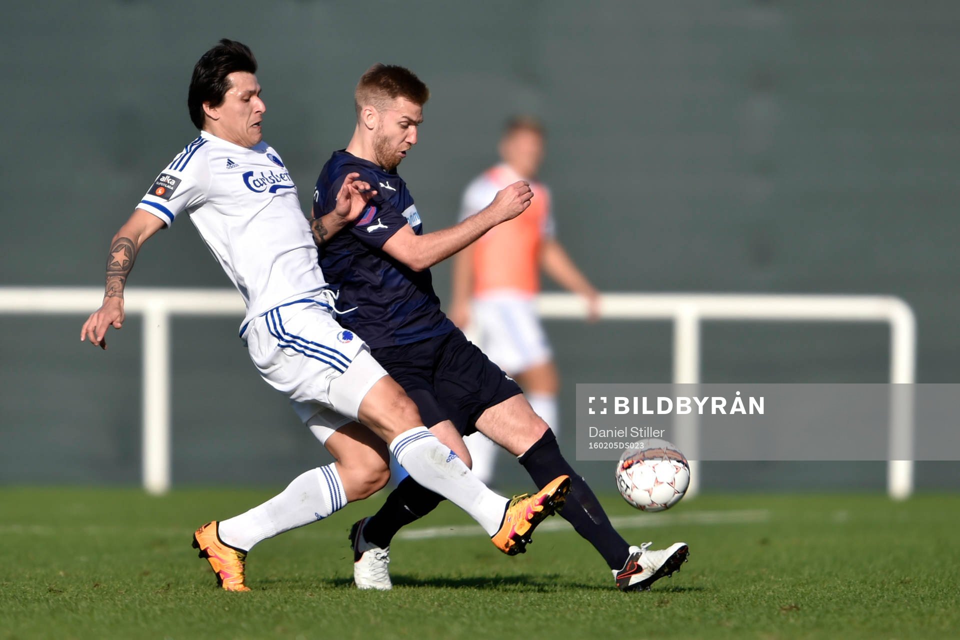 FC Köpenhamns Federico Santander i närkamp med Malmö FFs Rasmus Bengtsson under försäsongsmatchen mellan FC Köpenhamn och Malmö FF den 5 februari 2015 i Dubai.