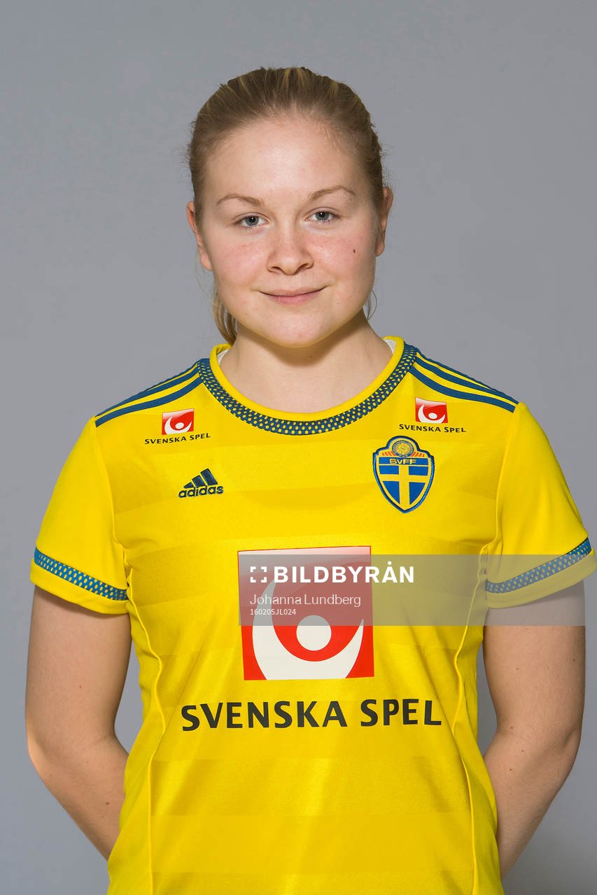 Matilda Ovenberger som spelar i F17 landslaget, poserar för ett porträtt den 5 februari 2016 i Stockholm.