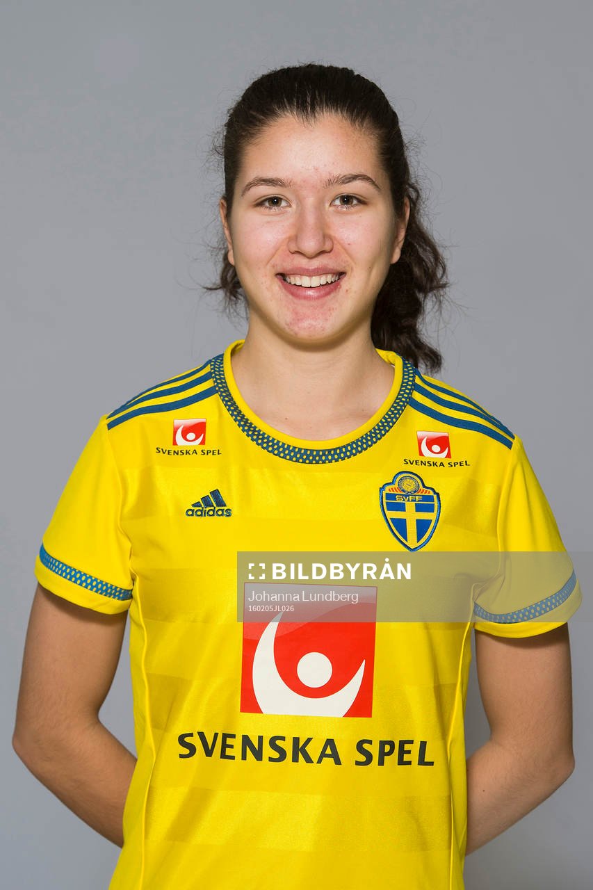 Loreta Kullashi som spelar i F17 landslaget, poserar för ett porträtt den 5 februari 2016 i Stockholm.