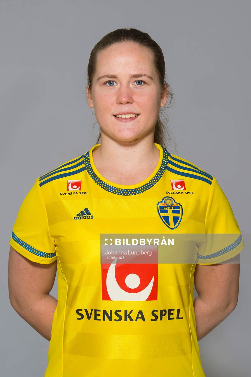 Vilma Rydell som spelar i F17 landslaget, poserar för ett porträtt den 5 februari 2016 i Stockholm.
