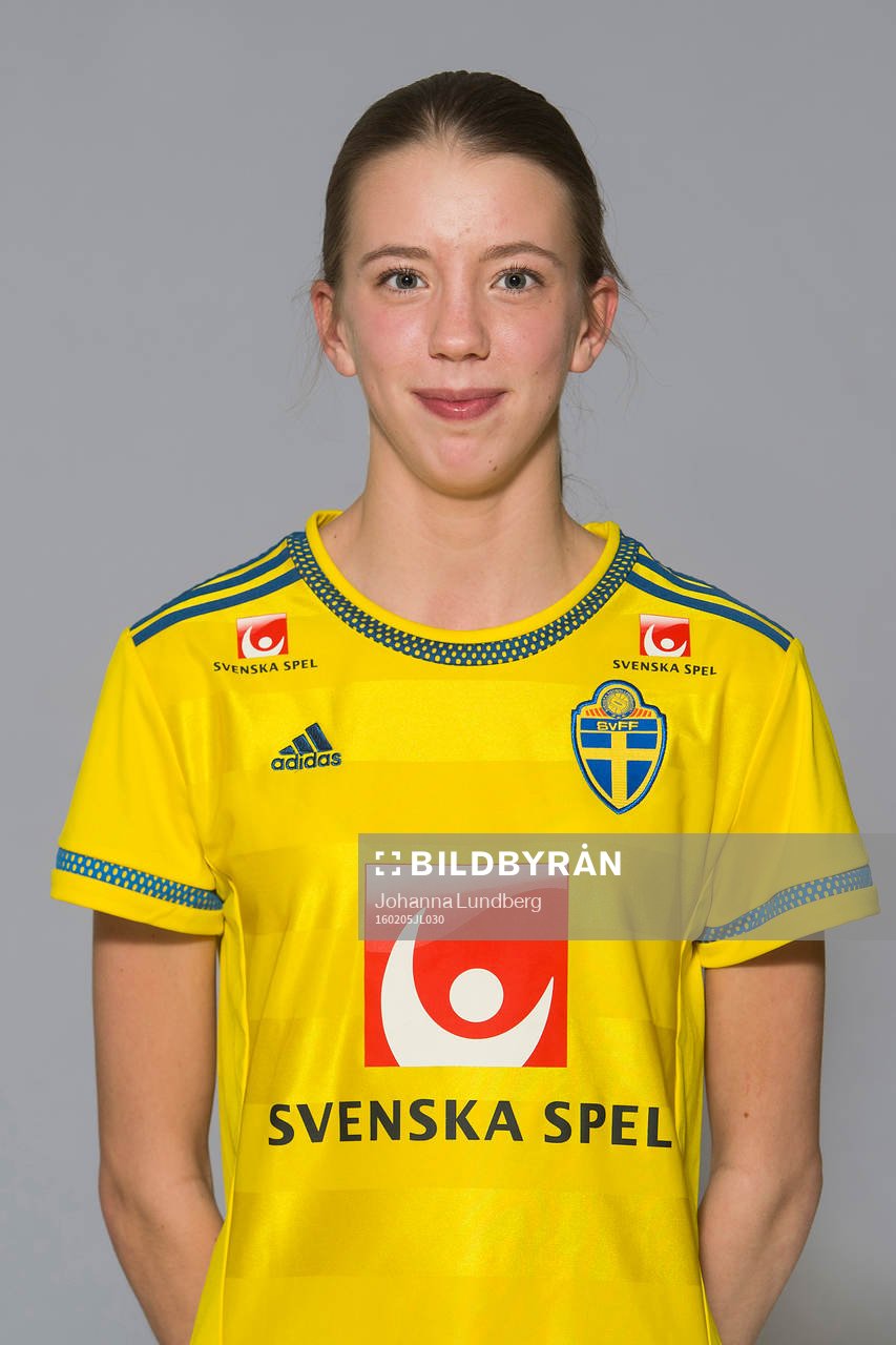 Wilma Öhman som spelar i F17 landslaget, poserar för ett porträtt den 5 februari 2016 i Stockholm.