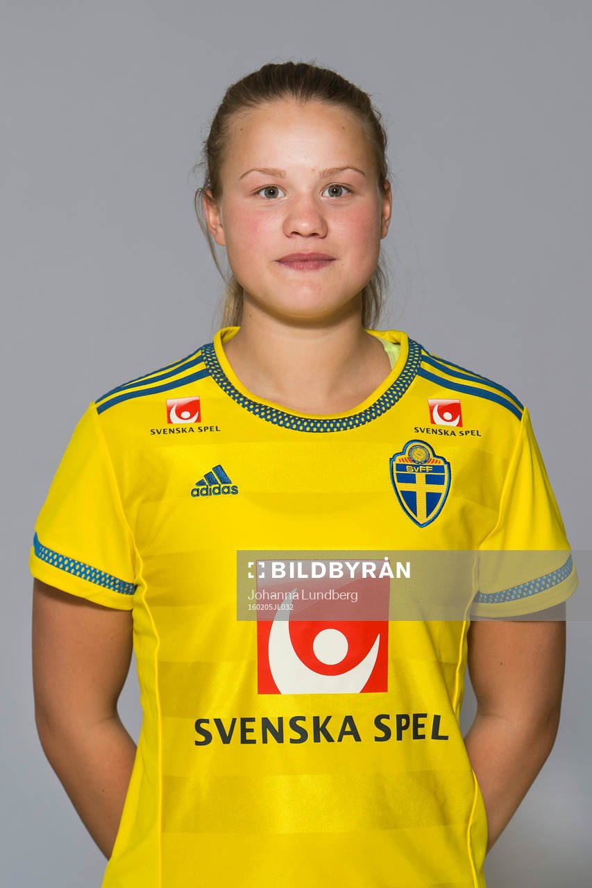 Alexandra Sandström som spelar i F17 landslaget, poserar för ett porträtt den 5 februari 2016 i Stockholm.
