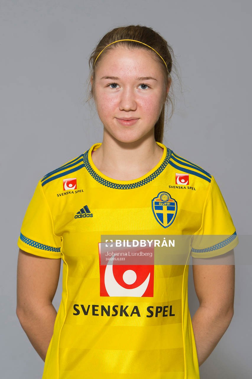 Cajsa Åkerberg som spelar i F17 landslaget, poserar för ett porträtt den 5 februari 2016 i Stockholm.