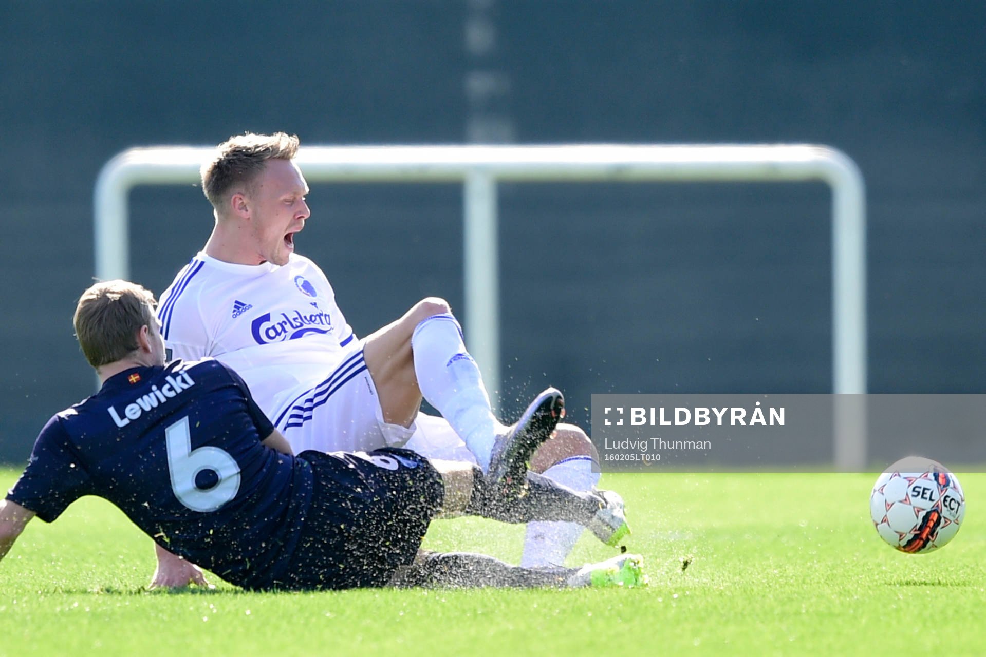Malmö FFs Oscar Lewicki glidtacklat FC Köpenhamns Nicolai