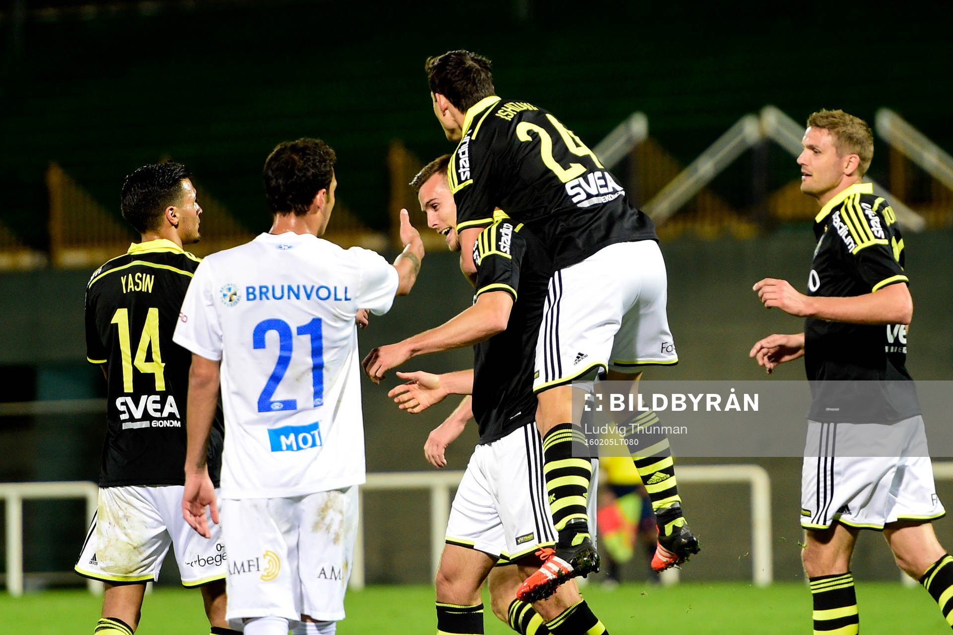 s Stefan Ishizaki hoppar upp på ryggen på AIK:s Fredrik