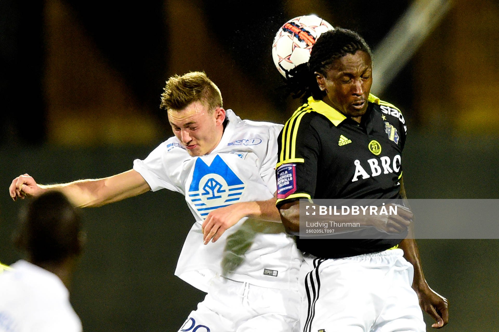Moldes Roni Peiponen och AIK:s Dickson Etuhu under försäsongsmatchen mellan Molde och AIK den 5 februari 2016 i Dubai.