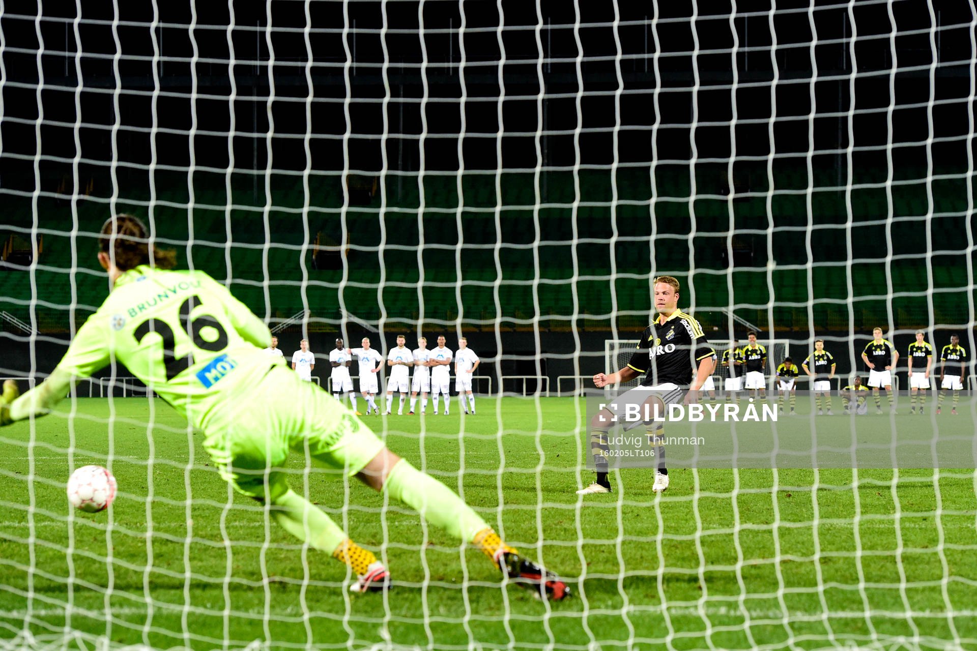 AIK:s Daniel Sundgren sätter sin straff bakom Moldes målvakt Andreas Linde under försäsongsmatchen mellan Molde och AIK den 5 februari 2016 i Dubai.
