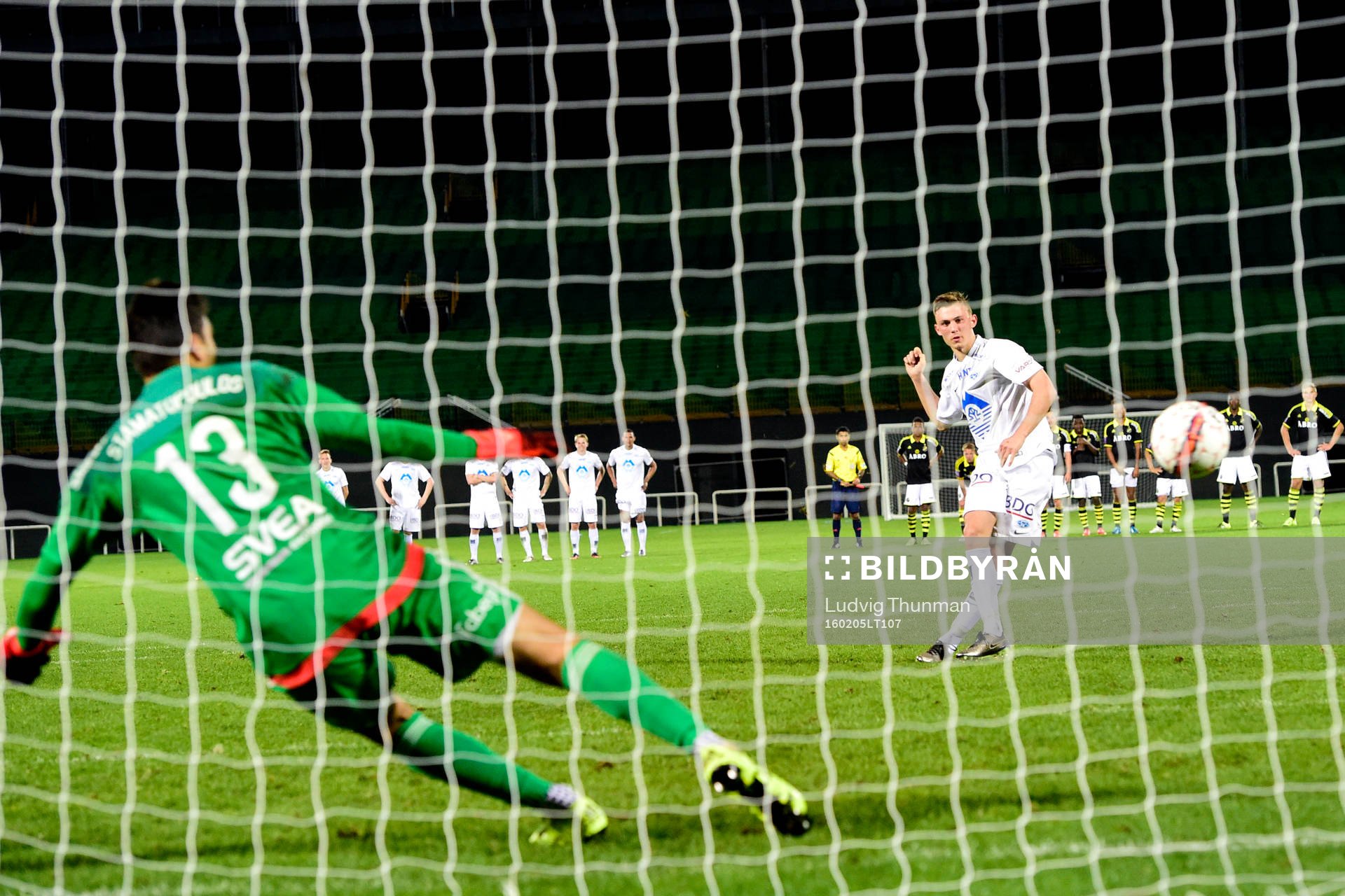 Moldes Fredrik Aursnes sätter sin straff bakom AIK:s målvakt Kyriakos Stamatopoulos under försäsongsmatchen mellan Molde och AIK den 5 februari 2016 i Dubai.
