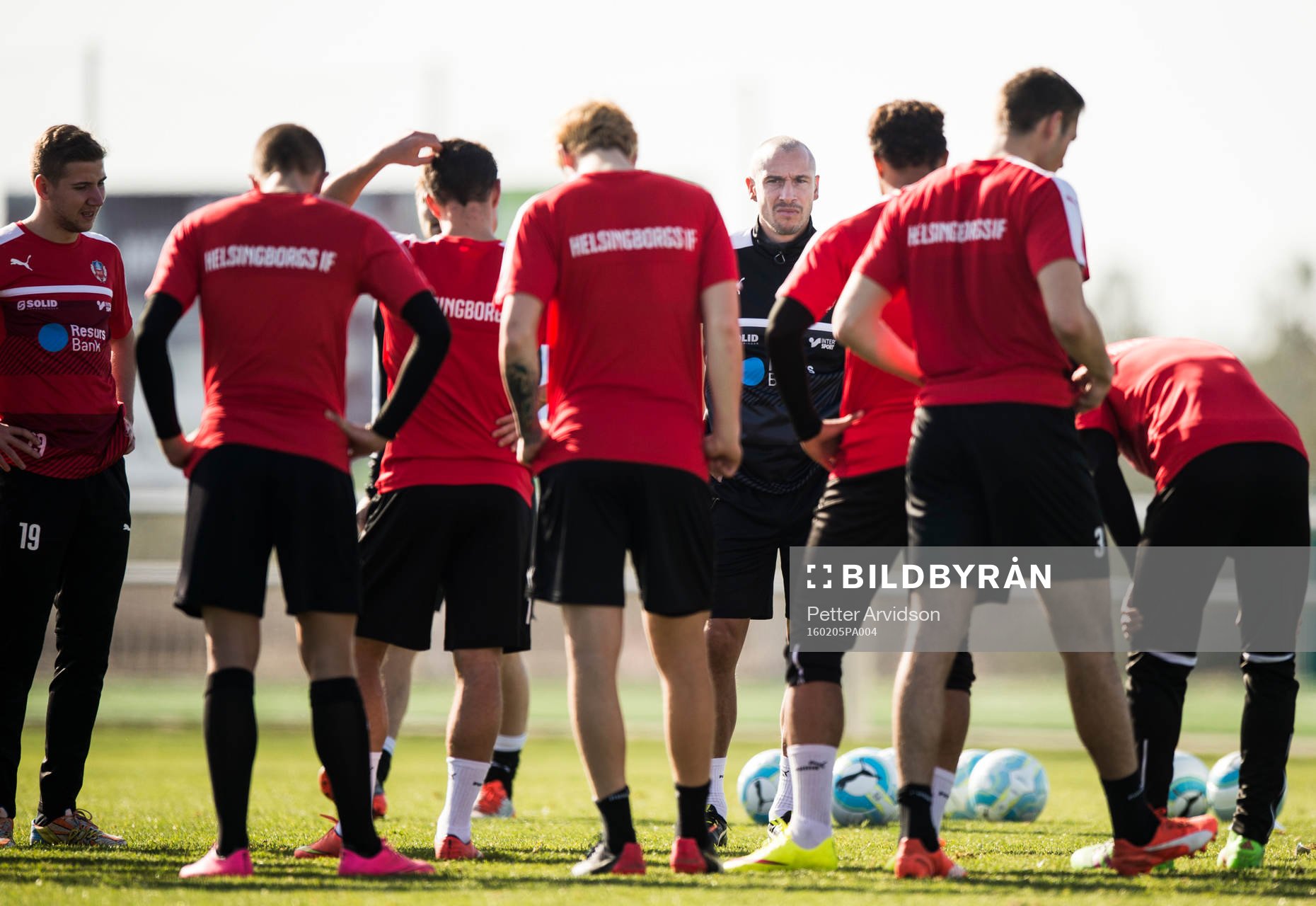 Helsingborgs manager Henrik Larsson har samling med spelarna