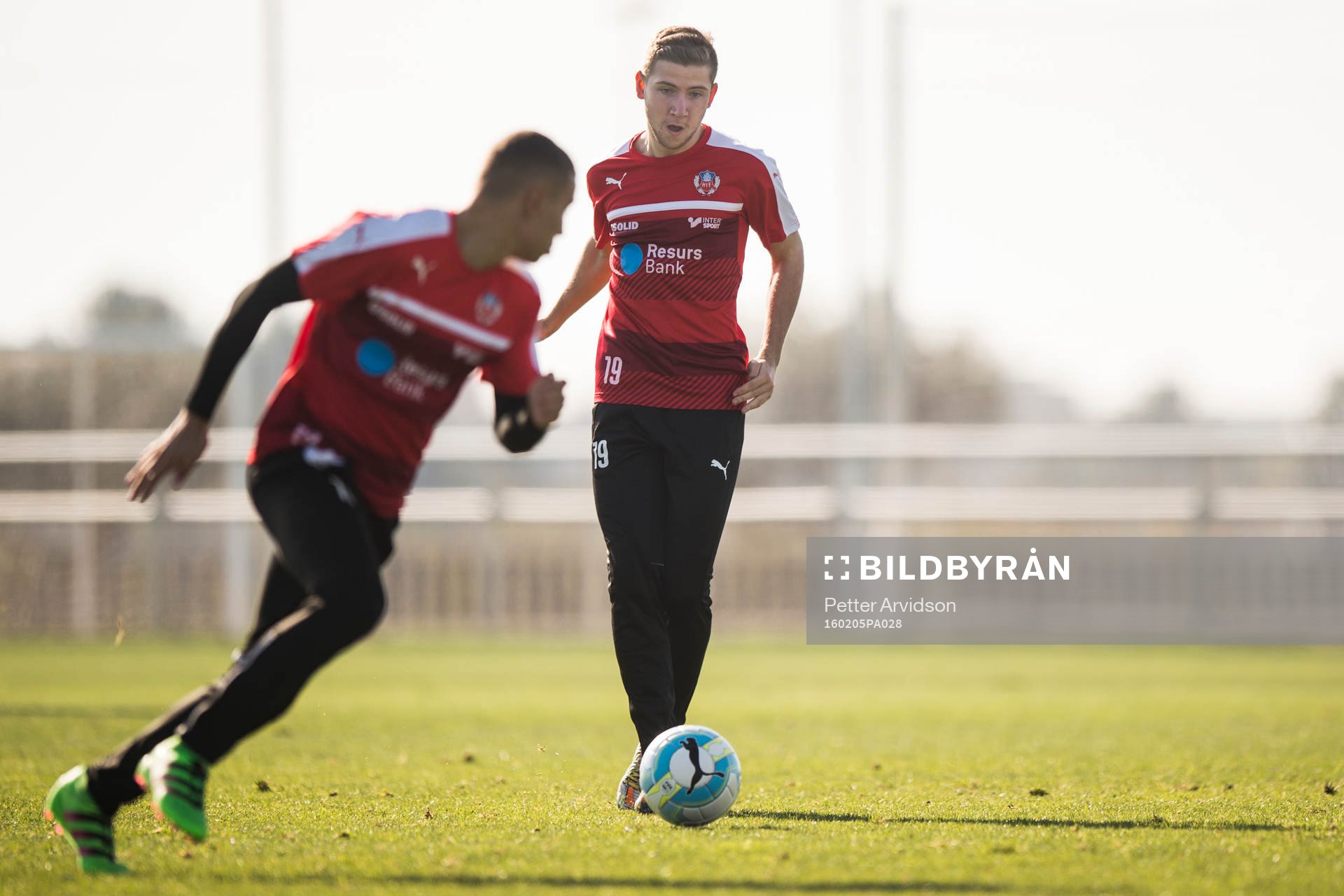 Helsingborgs Darijan Bojanić spelar fram bollen till