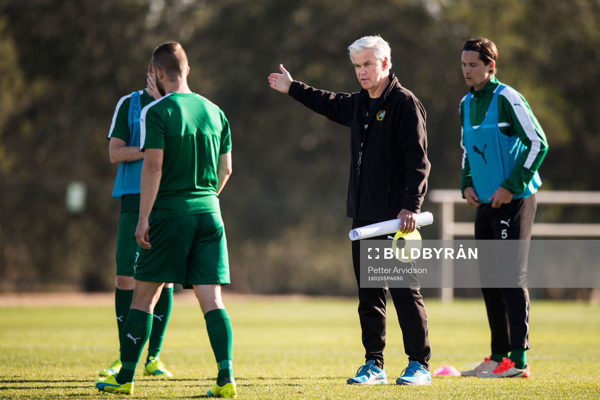 Hammarbys tränare Nanne Bergstrand instruerar sina spelare