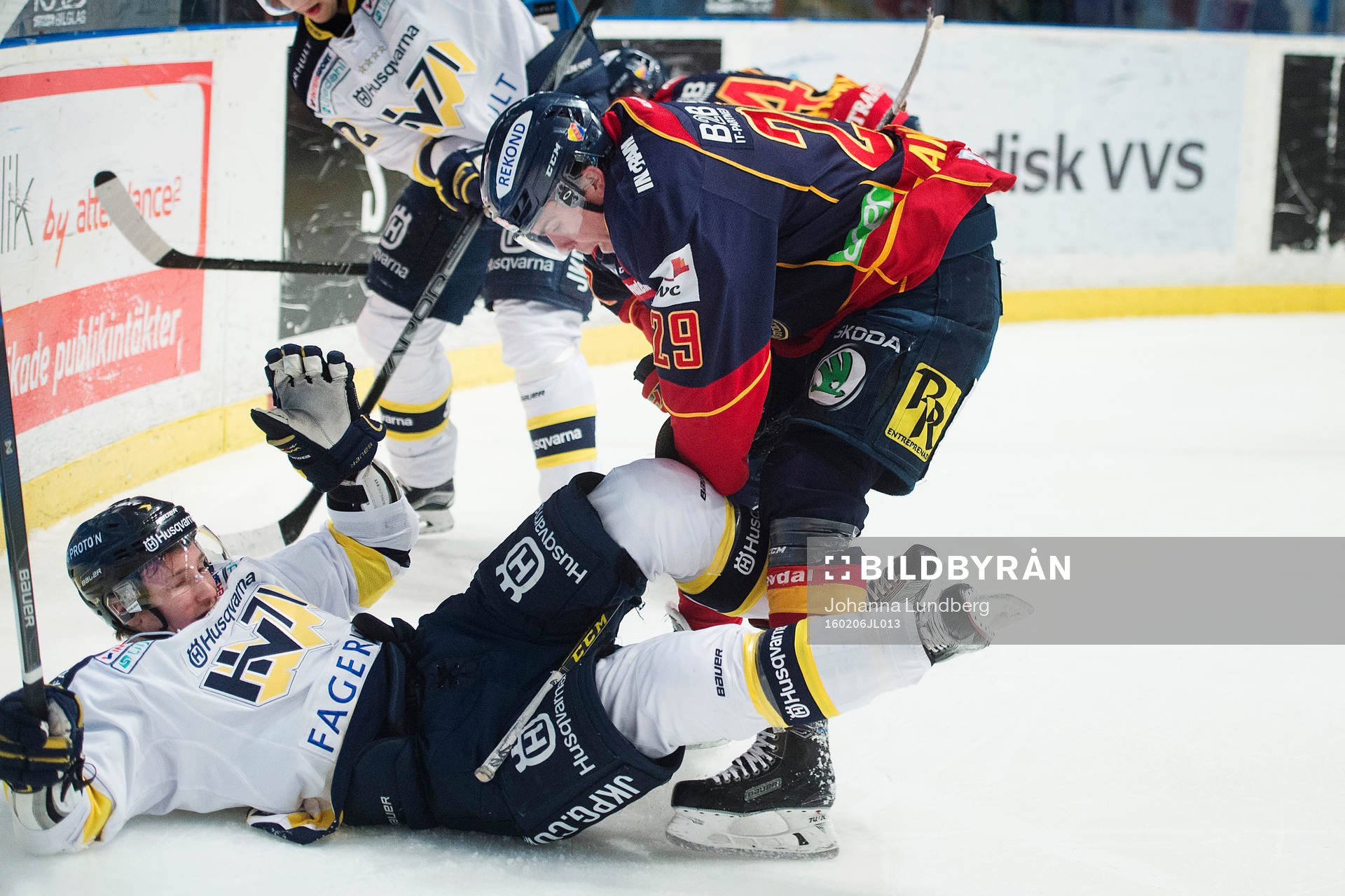 s Kristofer Berglund och Djurgårdens Matt Anderson fastnar