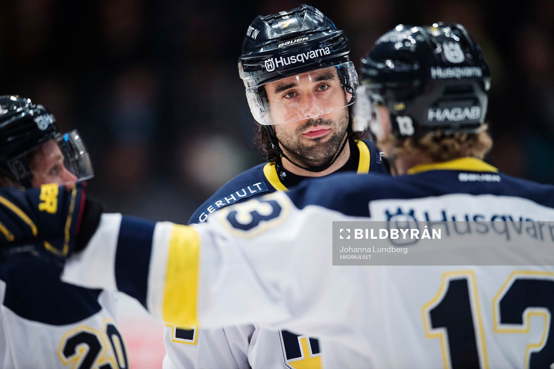s Ryan O´Byrne diskuterar med Oscar Sundh