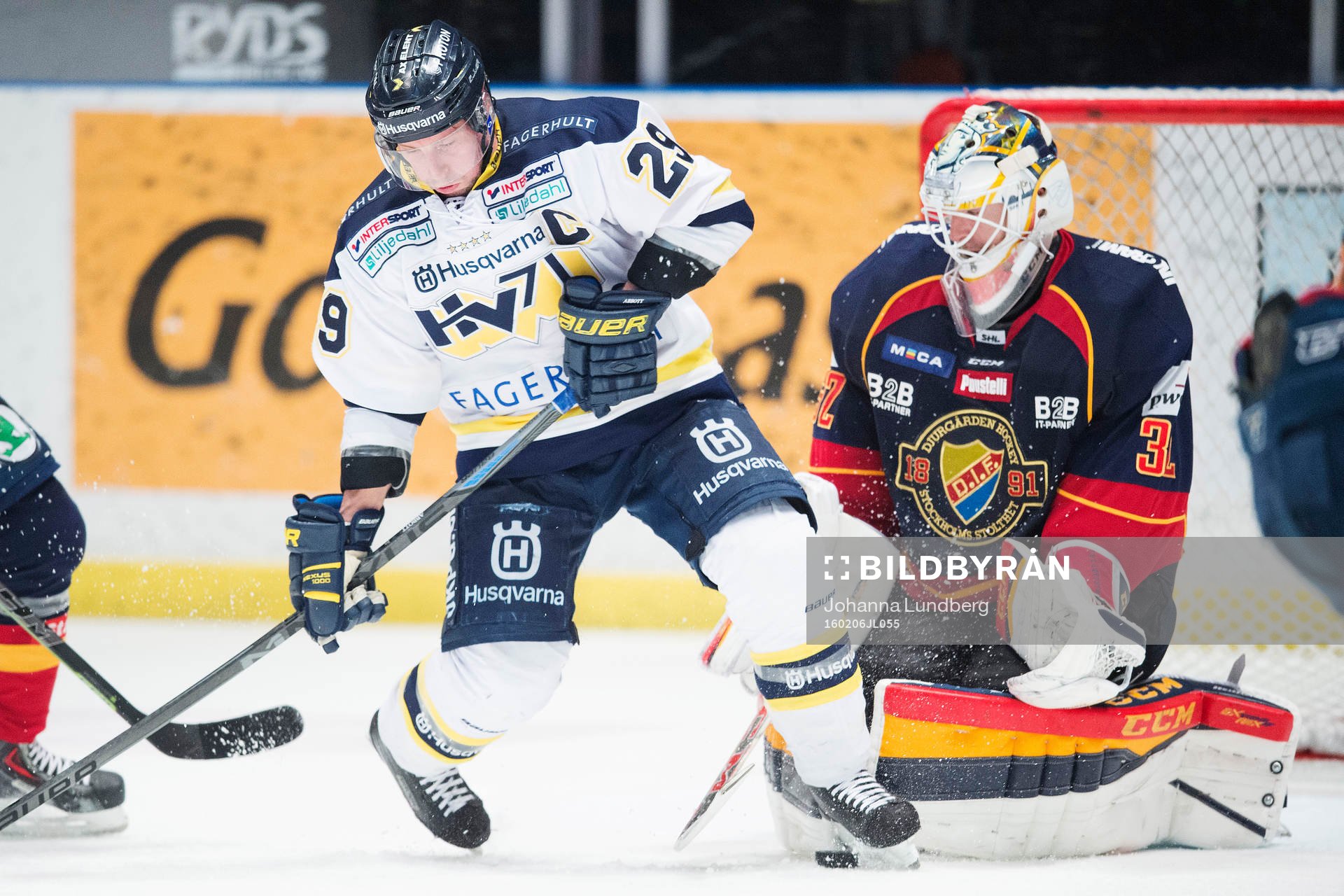 s Chris Abbott framför Djurgårdens målvakt Mikael