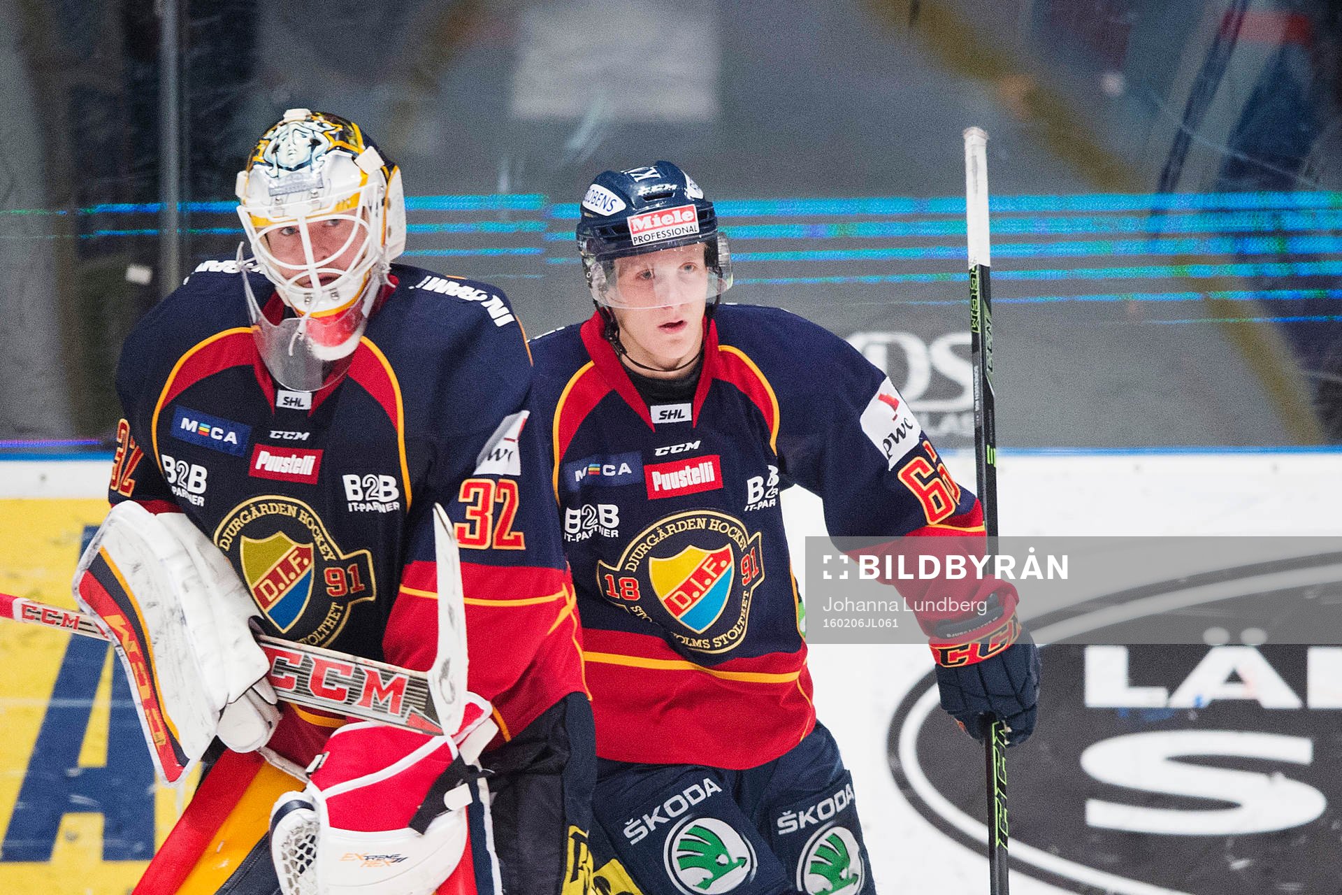 Djurgårdens Marcus Sörensen passerar målvakt Mikael