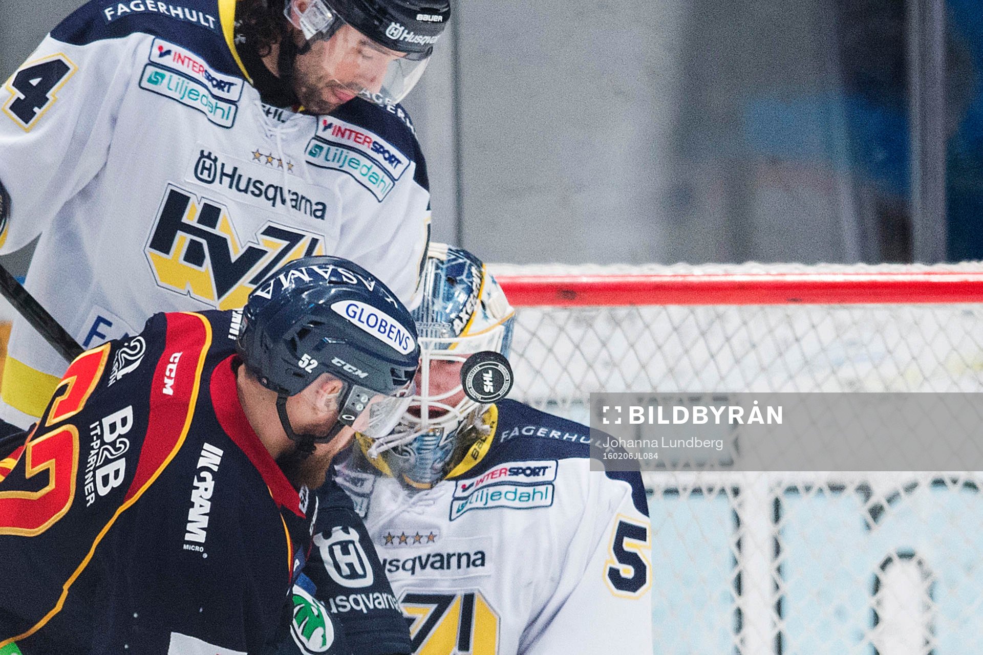 s målvakt Fredrik Pettersson-Wentzel i kamp om pucken