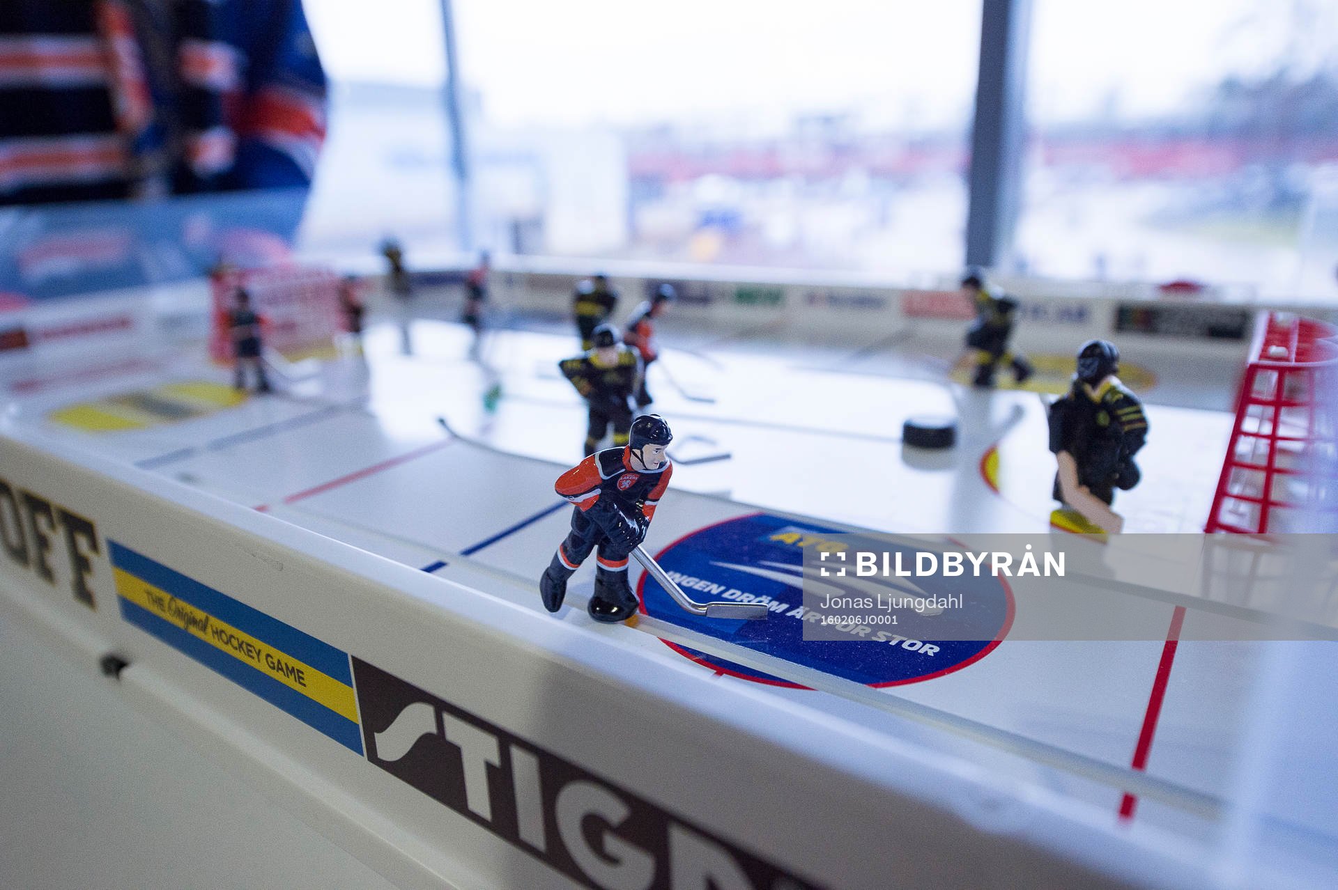 Ungdomar spelar bordshockey