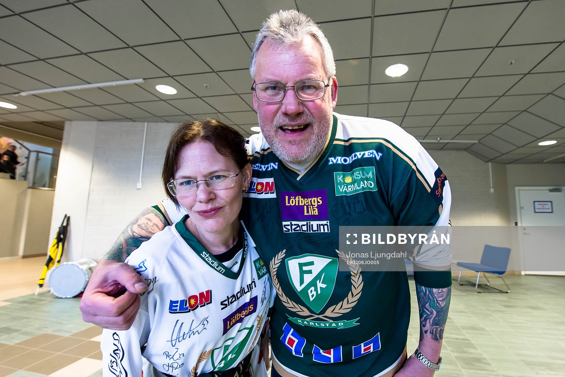 Två Färjestad supportrar