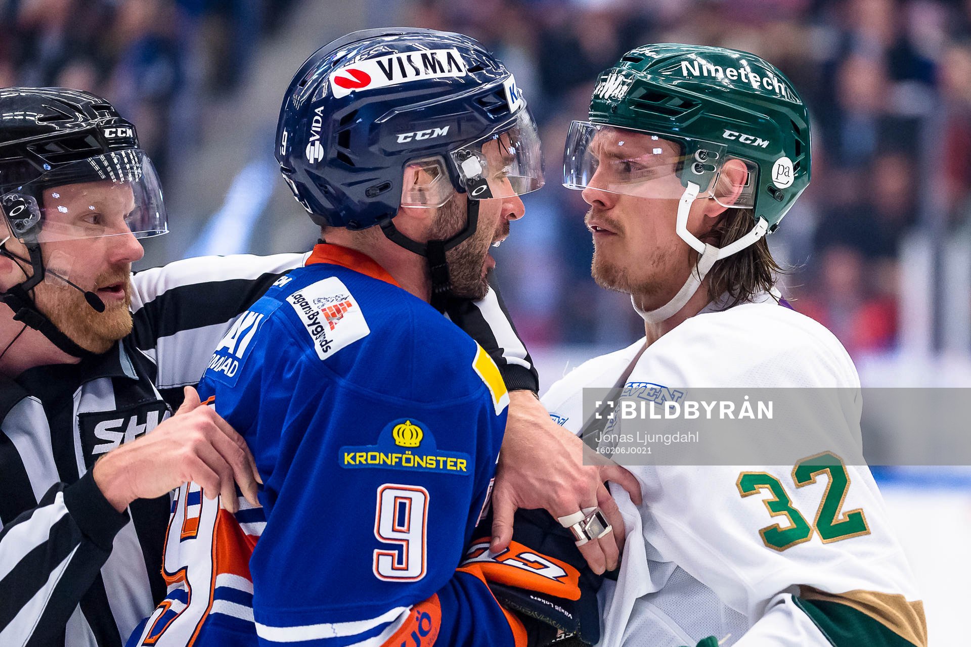 Gruff mellan Växjös Josh Hennessy och Färjestads Magnus